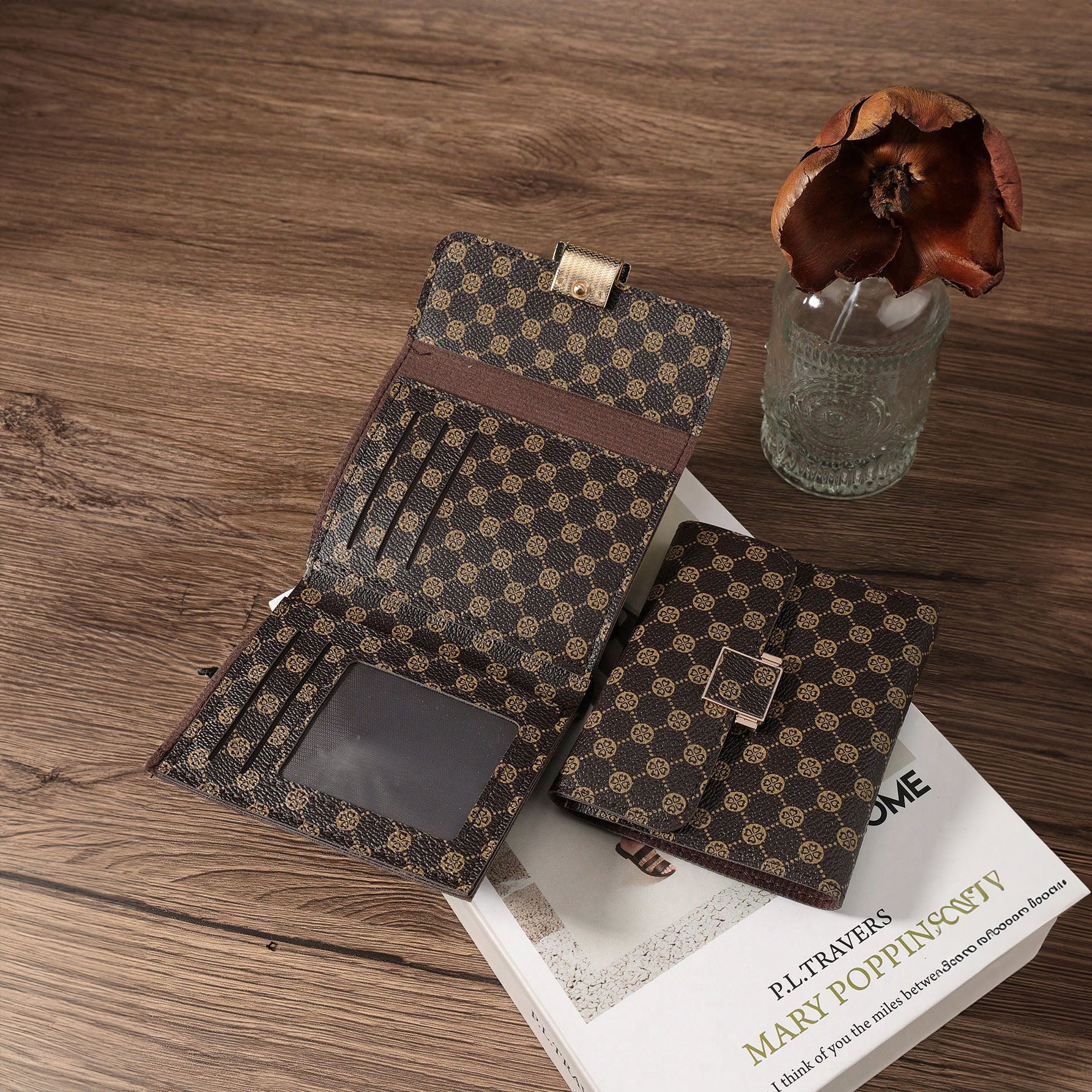 محفظة جيب صغيرة من الجلد بلون بني القهوة - تصميم أنيق زهرة البرسيم وخفيف الوزن خفيفة الوزن وقابلة للحمل لتخزين النقود والبطاقات الائتمانية وبطاقة الهوية | sg231