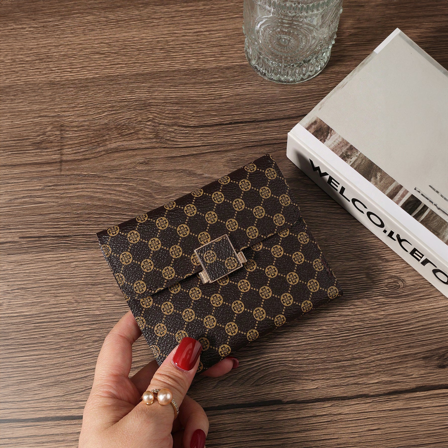 محفظة جيب صغيرة من الجلد بلون بني القهوة - تصميم أنيق زهرة البرسيم وخفيف الوزن خفيفة الوزن وقابلة للحمل لتخزين النقود والبطاقات الائتمانية وبطاقة الهوية | sg231