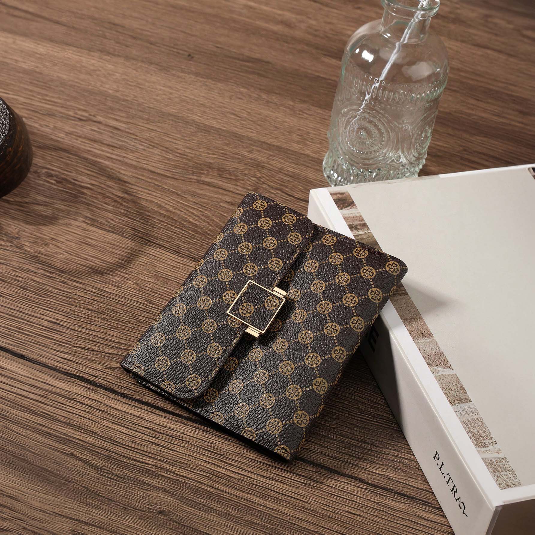 محفظة جيب صغيرة من الجلد بلون بني القهوة - تصميم أنيق زهرة البرسيم وخفيف الوزن خفيفة الوزن وقابلة للحمل لتخزين النقود والبطاقات الائتمانية وبطاقة الهوية | sg231