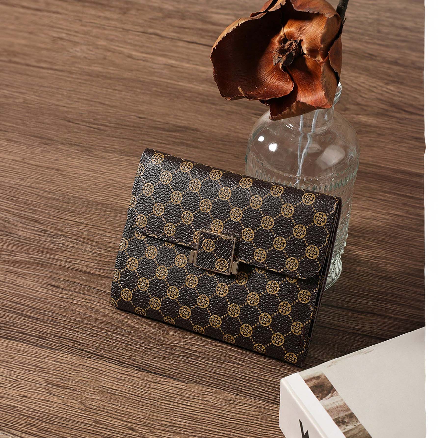 محفظة جيب صغيرة من الجلد بلون بني القهوة - تصميم أنيق زهرة البرسيم وخفيف الوزن خفيفة الوزن وقابلة للحمل لتخزين النقود والبطاقات الائتمانية وبطاقة الهوية | sg231