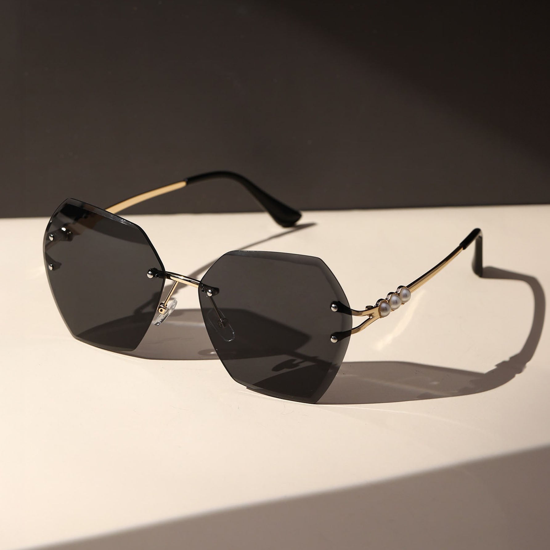نظارة شمسية نسائية كبيرة الحجم بإطار مربّع كامل نظارات شمسية نسائية مضلّعة بدون إطار مزينة باللؤلؤ – عدسات اسود، أنيقة للسفر والشاطئ والتصوير