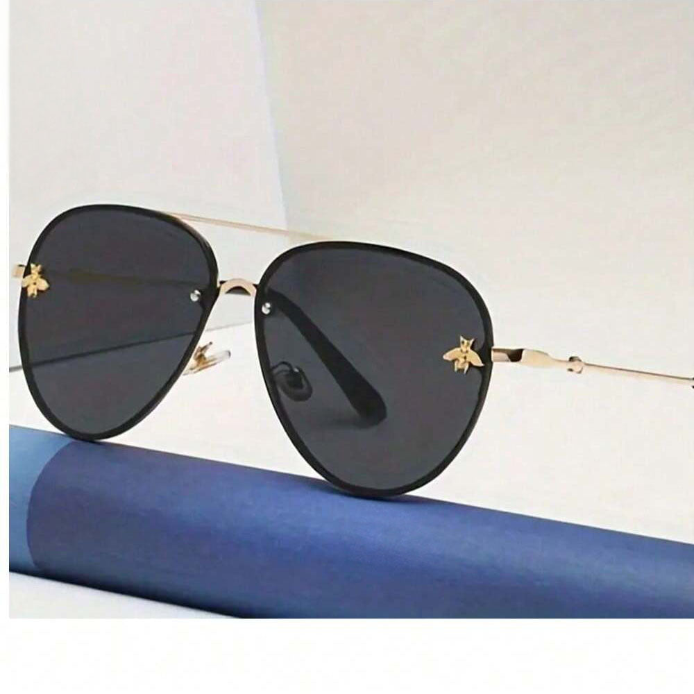 نظارة شمس أنيقة بإطار معدني وتفاصيل نحلة عتيقة – عدسات سوداء UV400 مقاومة للتوهج