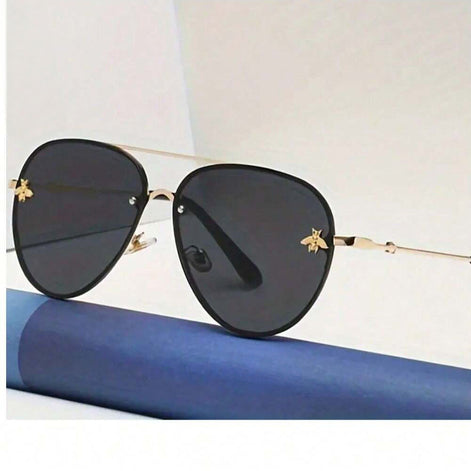 نظارة شمس أنيقة بإطار معدني وتفاصيل نحلة عتيقة – عدسات سوداء UV400 مقاومة للتوهج