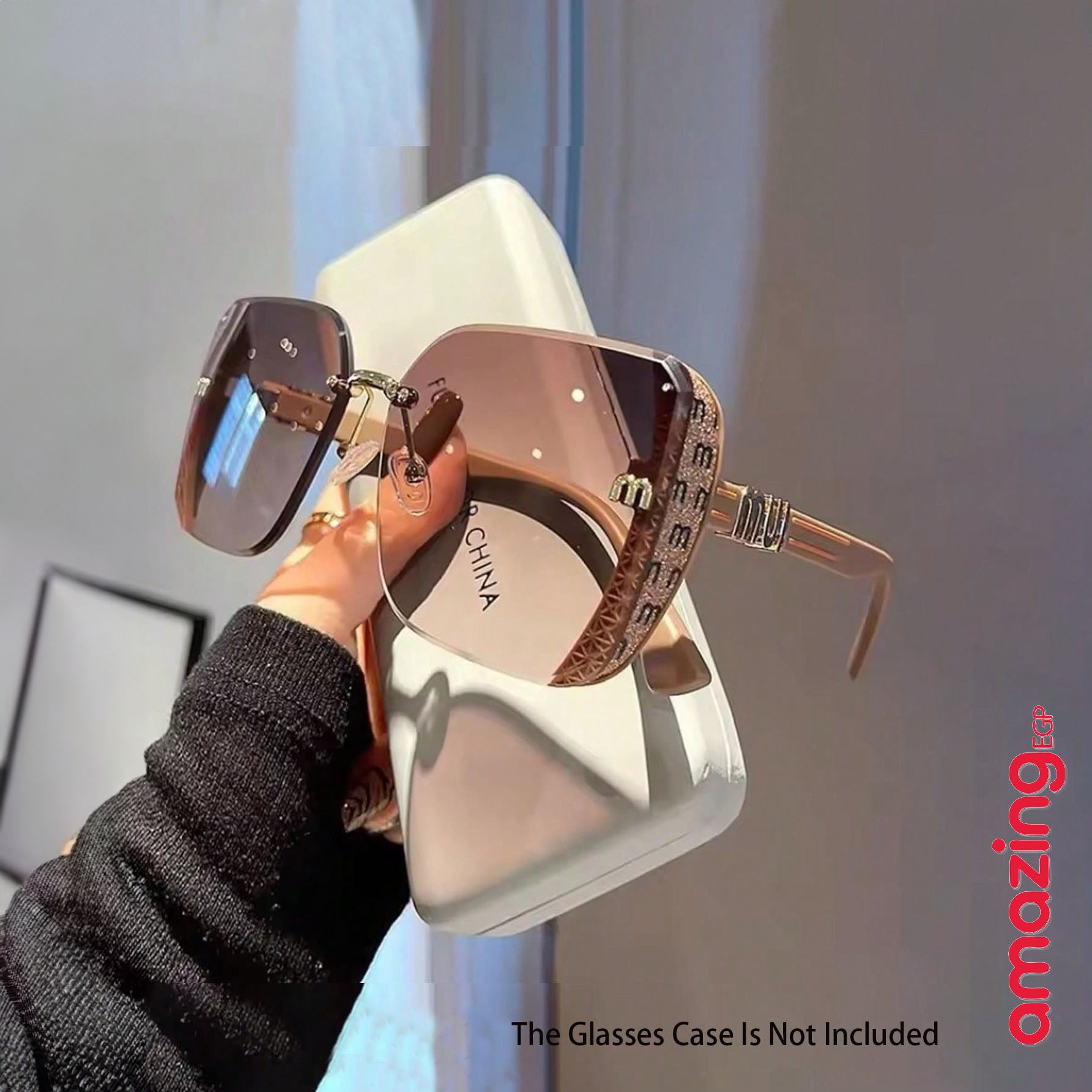 نظارة كبيرة الحجم للنساء بتصميم حديث — بدون إطار بعدسات متدرجة وحروف معدنية منقوشة على الذراعين، لإطلالات الشاطئ والعطلات والسفر