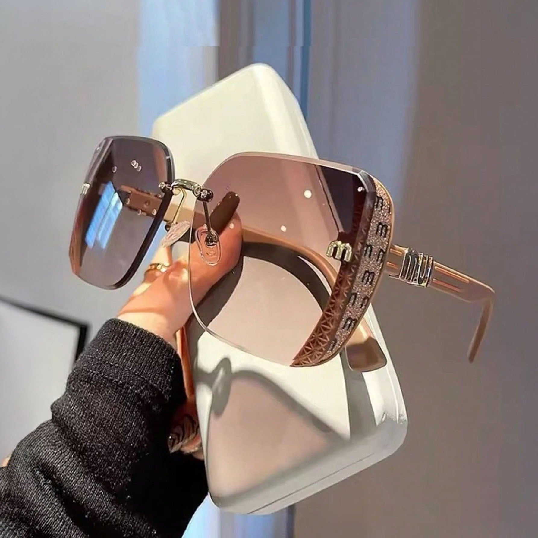 نظارة كبيرة الحجم للنساء بتصميم حديث — بدون إطار بعدسات متدرجة وحروف معدنية منقوشة على الذراعين، لإطلالات الشاطئ والعطلات والسفر