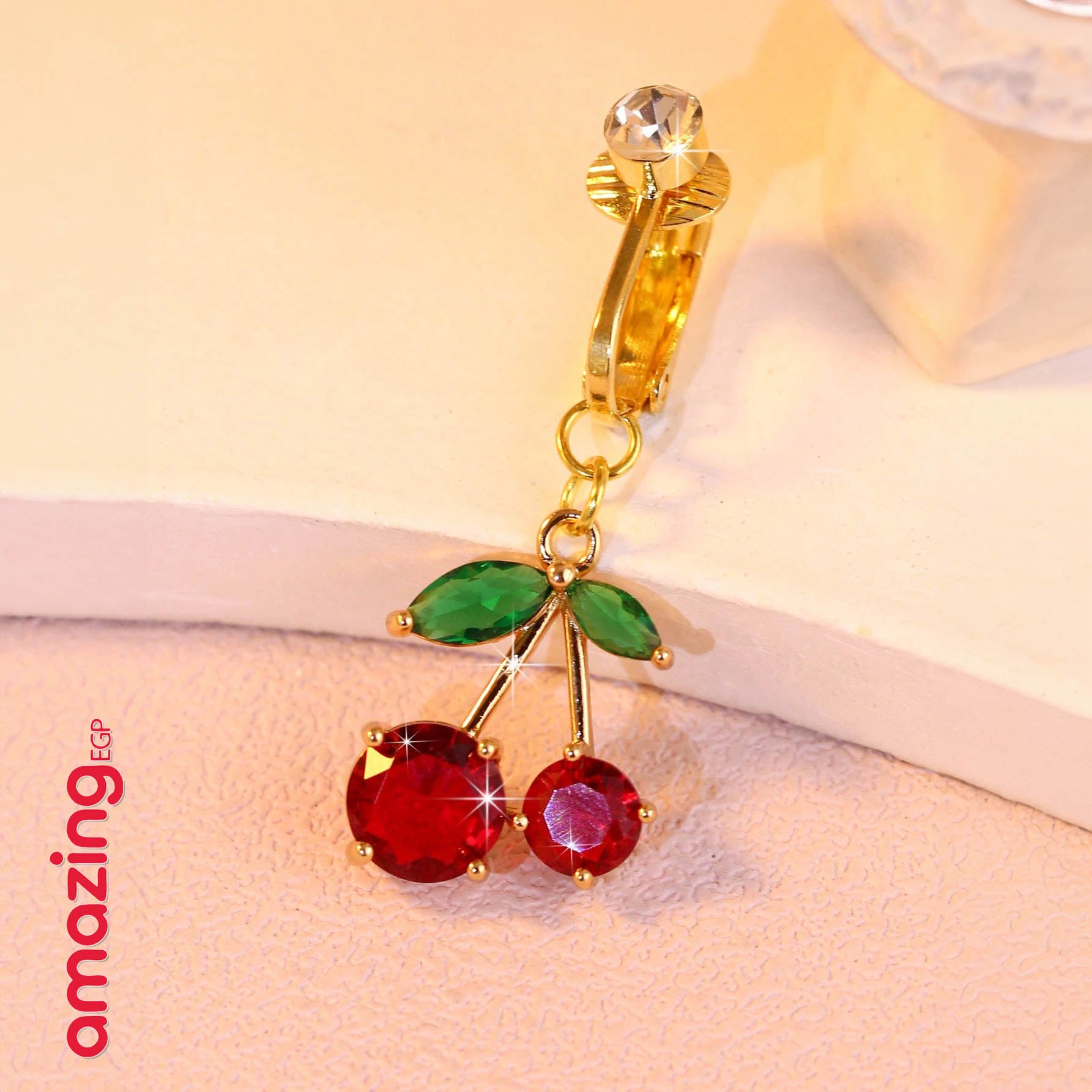 حلقة سرة من الطلاء الذهبي المحلّى بالزركونيا بتصميم الكرز الأحمر | بدون ثقب | مشبك سرة يومي جذّاب