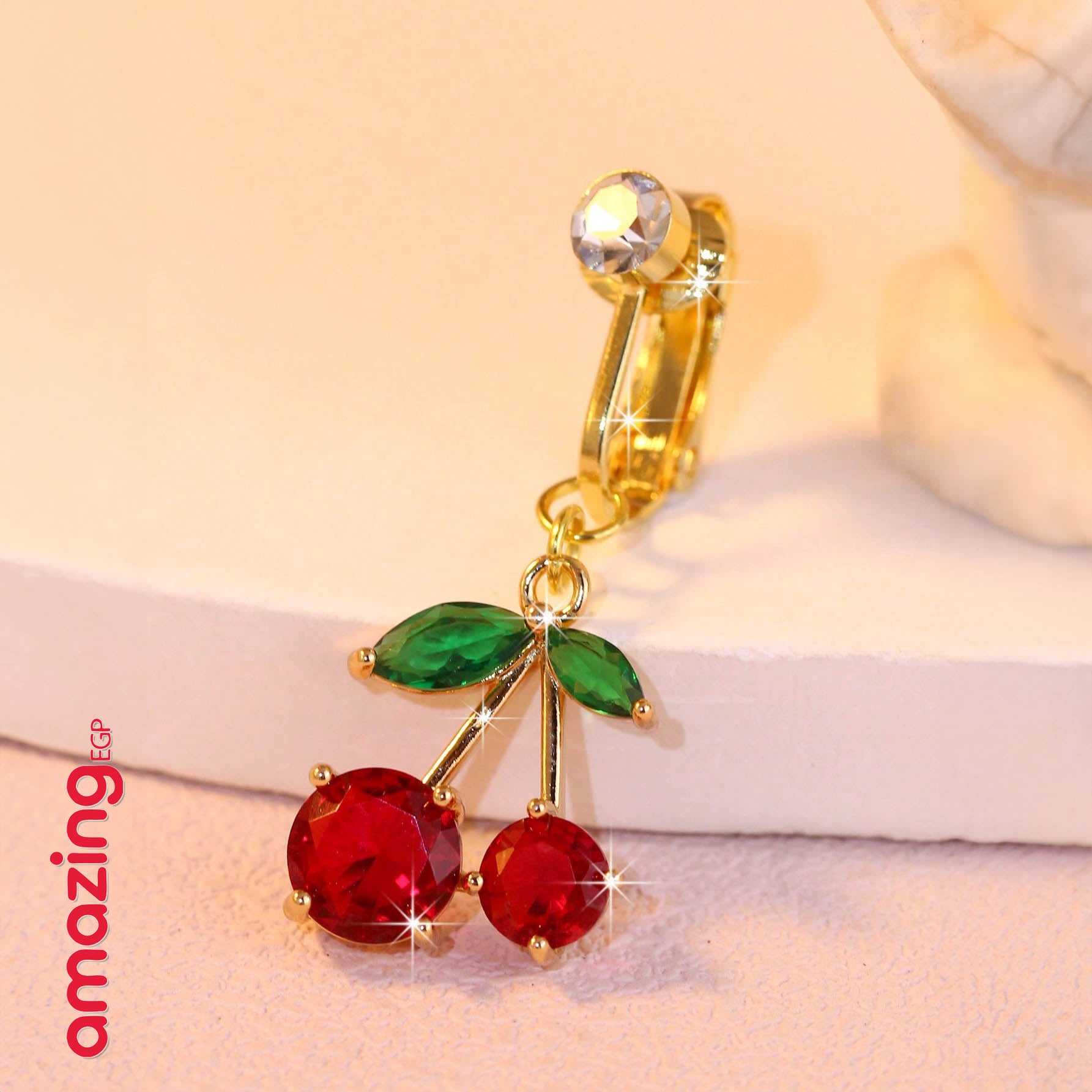 حلقة سرة من الطلاء الذهبي المحلّى بالزركونيا بتصميم الكرز الأحمر | بدون ثقب | مشبك سرة يومي جذّاب