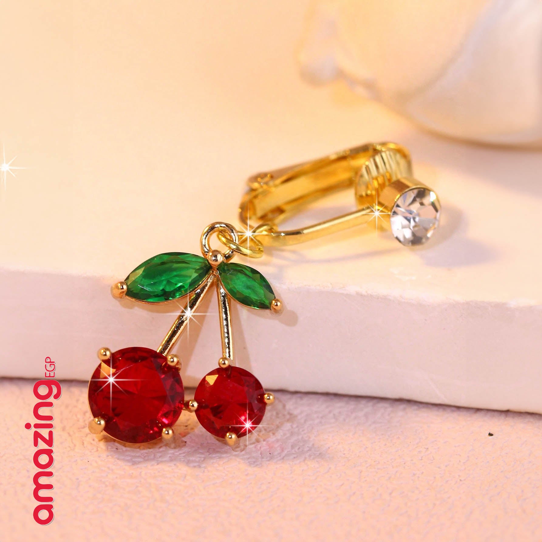 حلقة سرة من الطلاء الذهبي المحلّى بالزركونيا بتصميم الكرز الأحمر | بدون ثقب | مشبك سرة يومي جذّاب