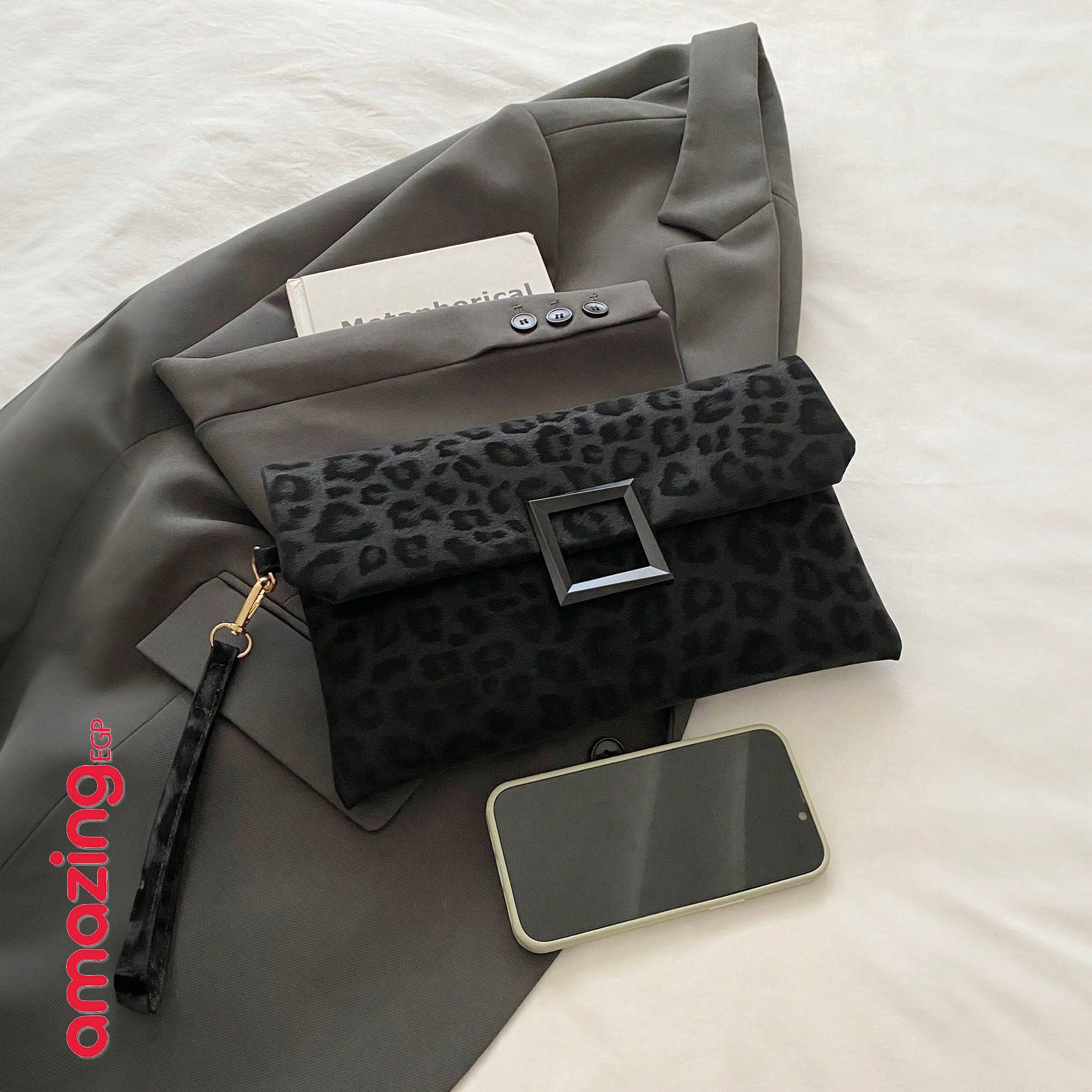 حقيبة كلاتش نسائية بطباعة نمر عصرية – أسود | صغيرة وخفيفة مع سوار معصم