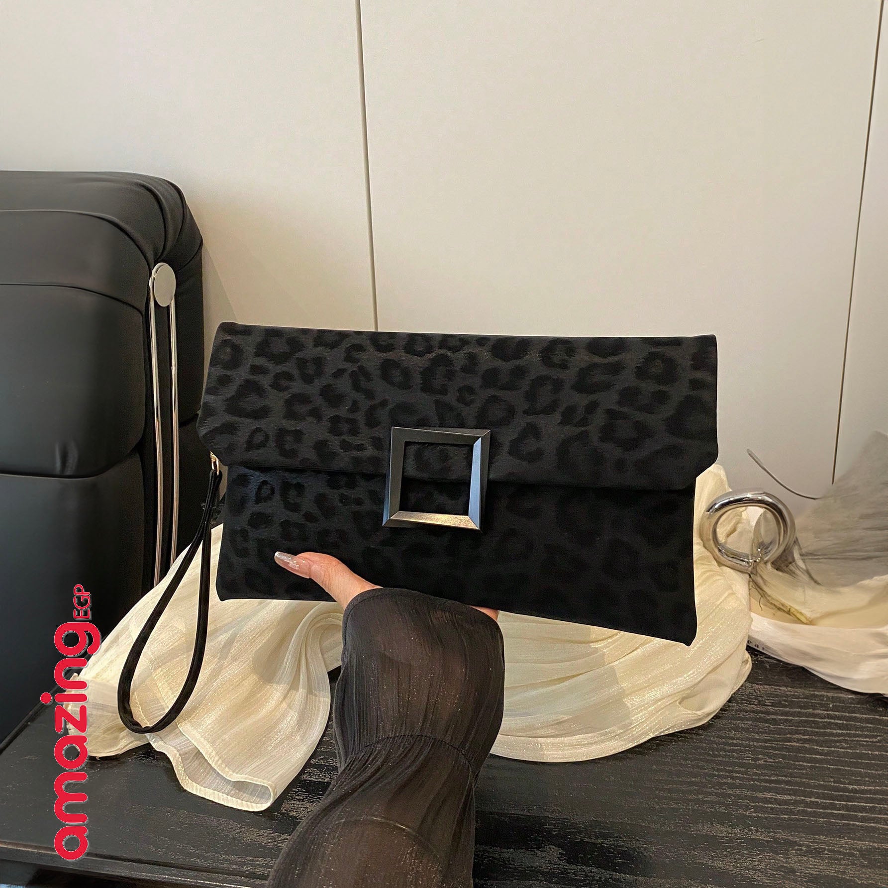 حقيبة كلاتش نسائية بطباعة نمر عصرية – أسود | صغيرة وخفيفة مع سوار معصم