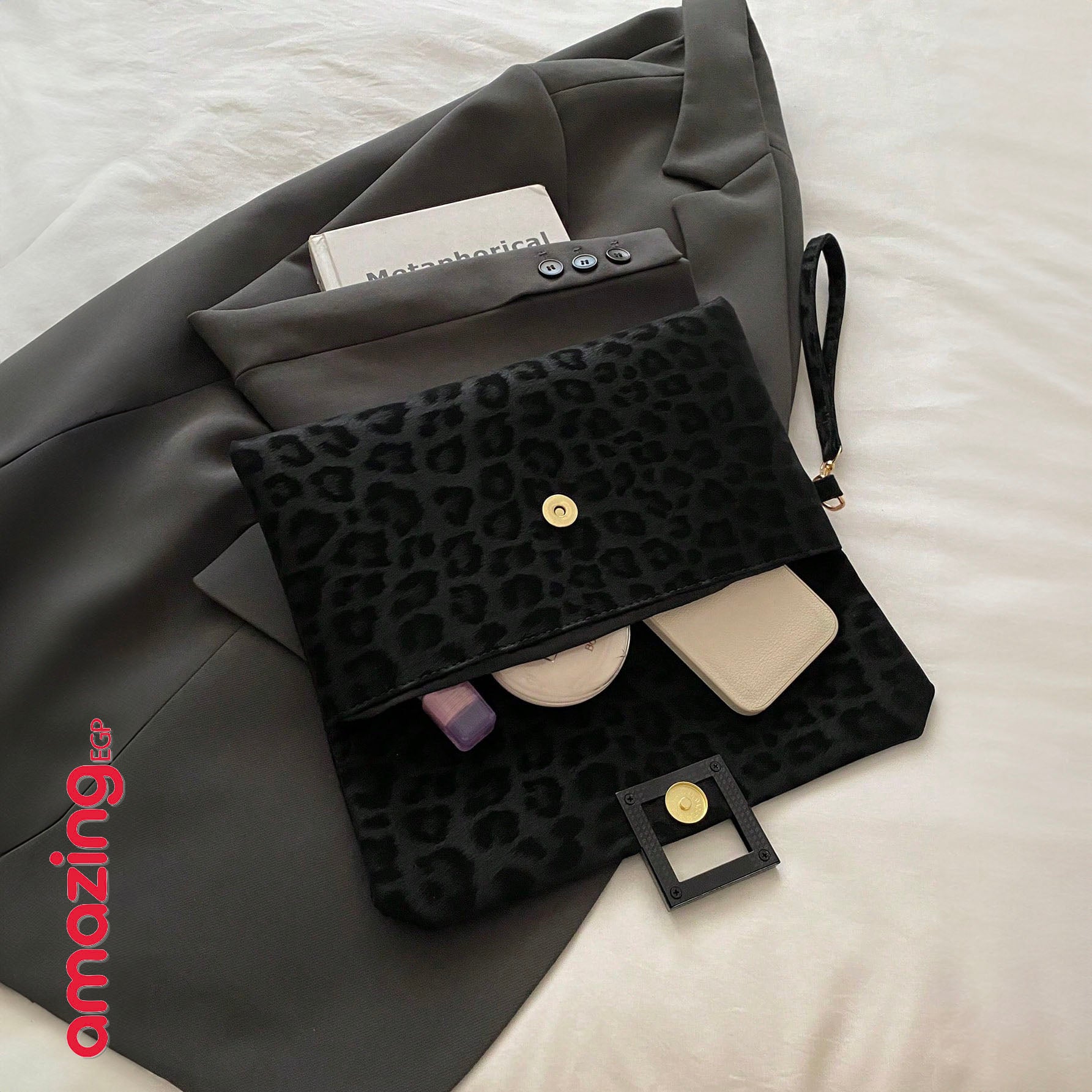 حقيبة كلاتش نسائية بطباعة نمر عصرية – أسود | صغيرة وخفيفة مع سوار معصم