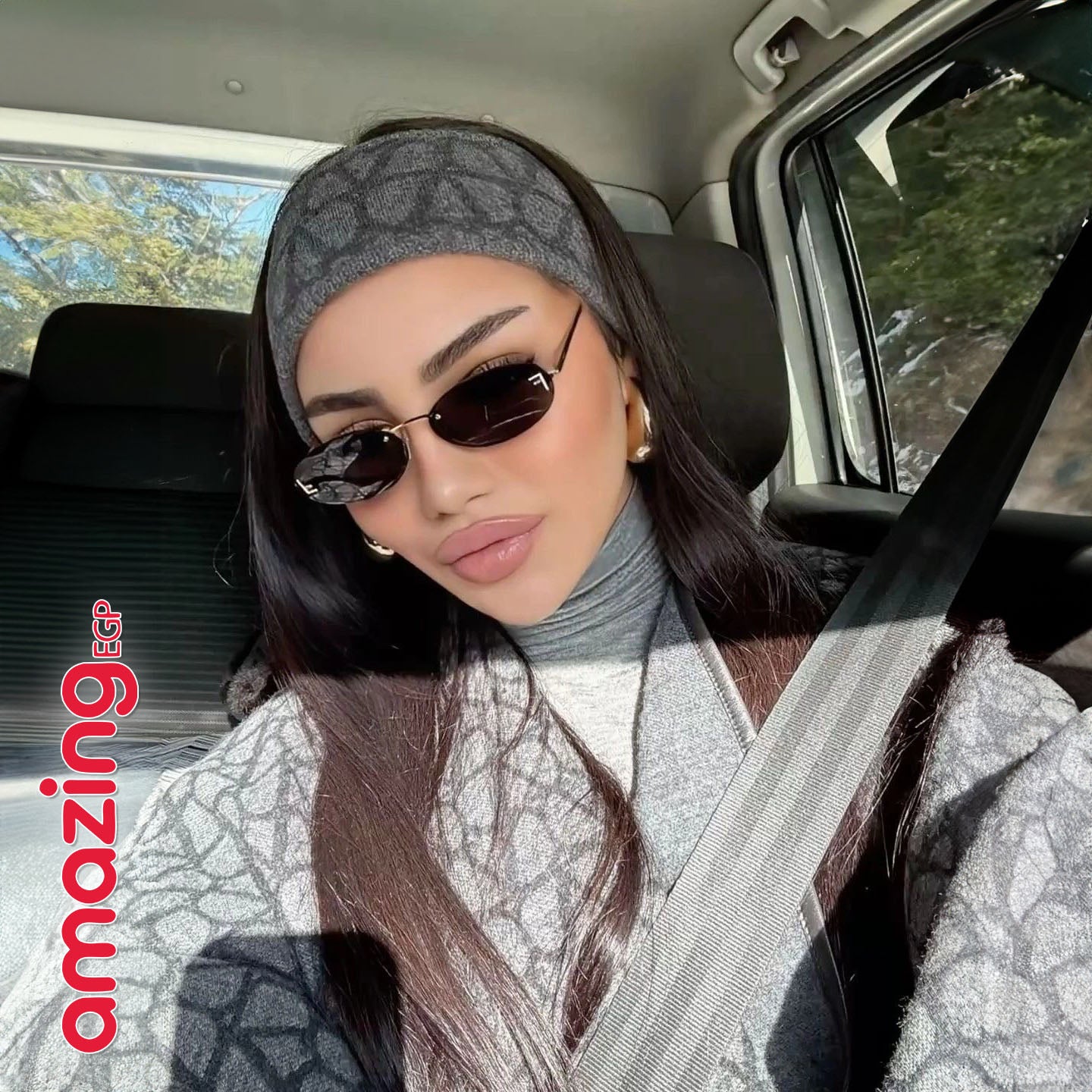 نظارة شمسية نسائية F بدون إطار نظارات الموضة البيضاوية الصغيرة بدون إطار إكسسوارات حروف معدنية – بعدسات داكنة وإطار ذهبي خفيف