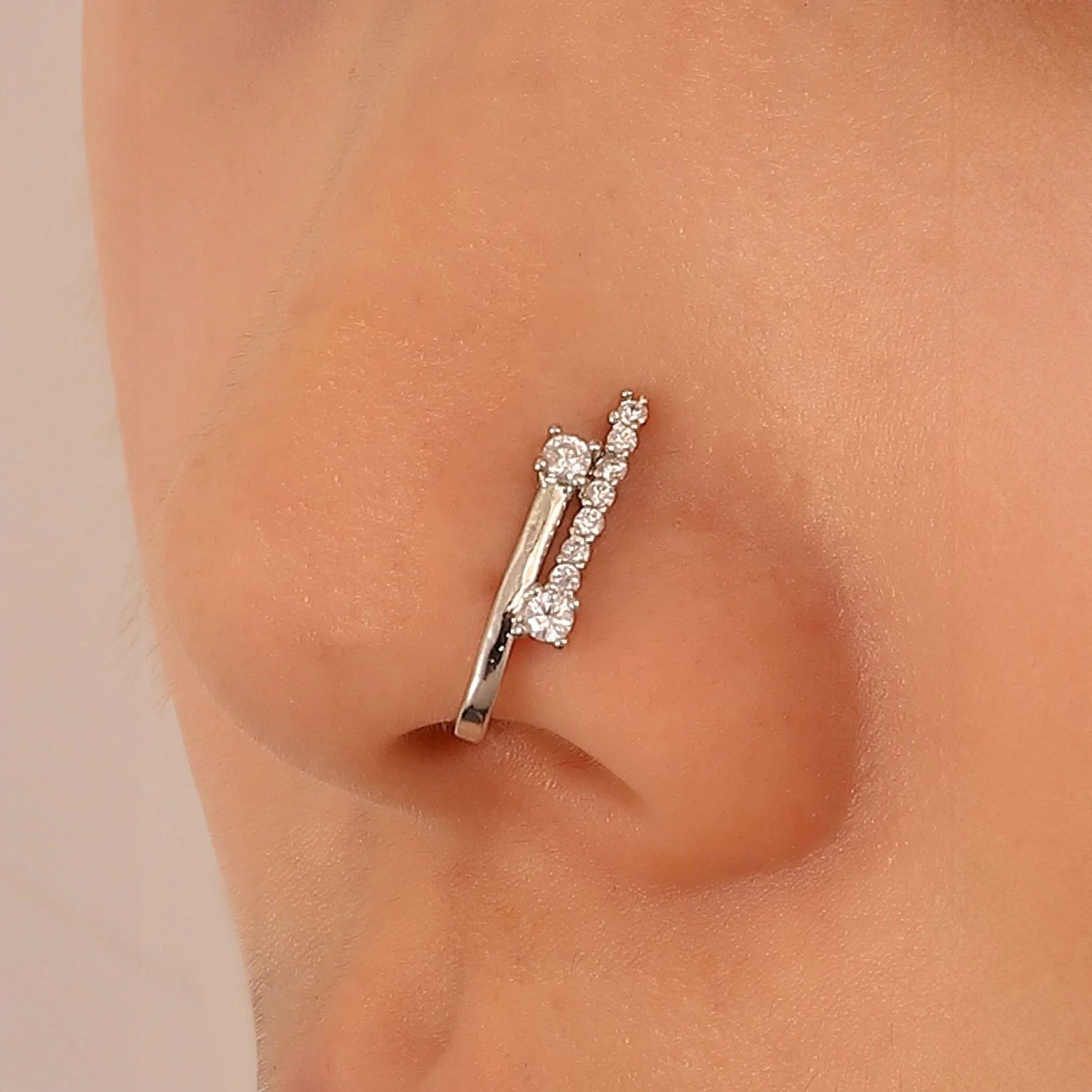 بيرسنج أنف بدون ثقب بدون اخرام من الفولاذ المقاوم للصدأ لا تسبب الحساسية لا حاجة للخرم مكعب زركونيا مزخرف بزهر حلية أنف نحاس كريستال البونك غير مثقوبة للرجال والنساء تثبت بدون ثقب اوخرم | Copper Nose Cuff Copper اقراط انف بدون ثقوب بدون خرم بيرسنج بيرسنج