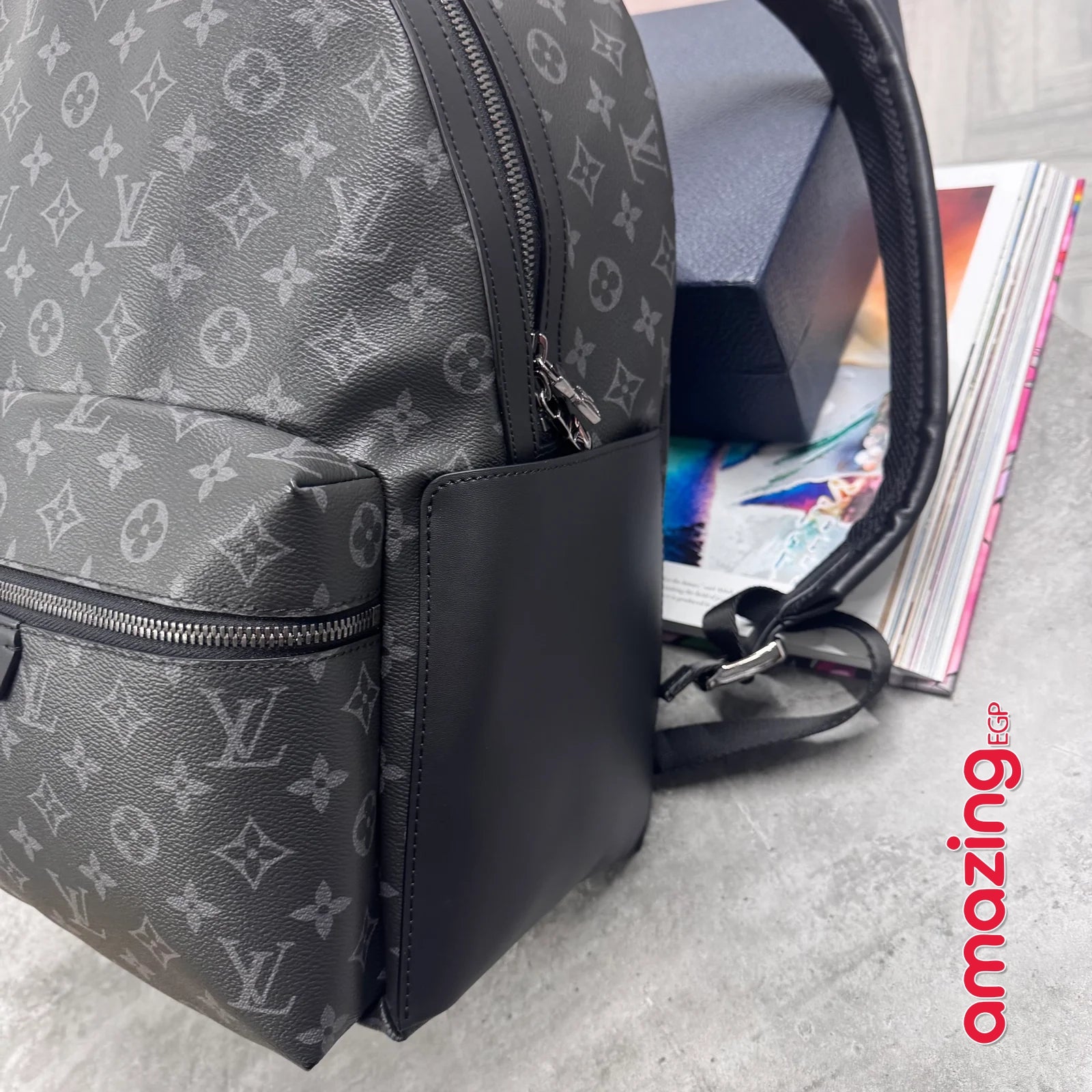 حقيبة ظهر فاخرة بلون رصاصي بنقشة مونوغرام – جلد طبيعي هاي-إند - لون رصاصي