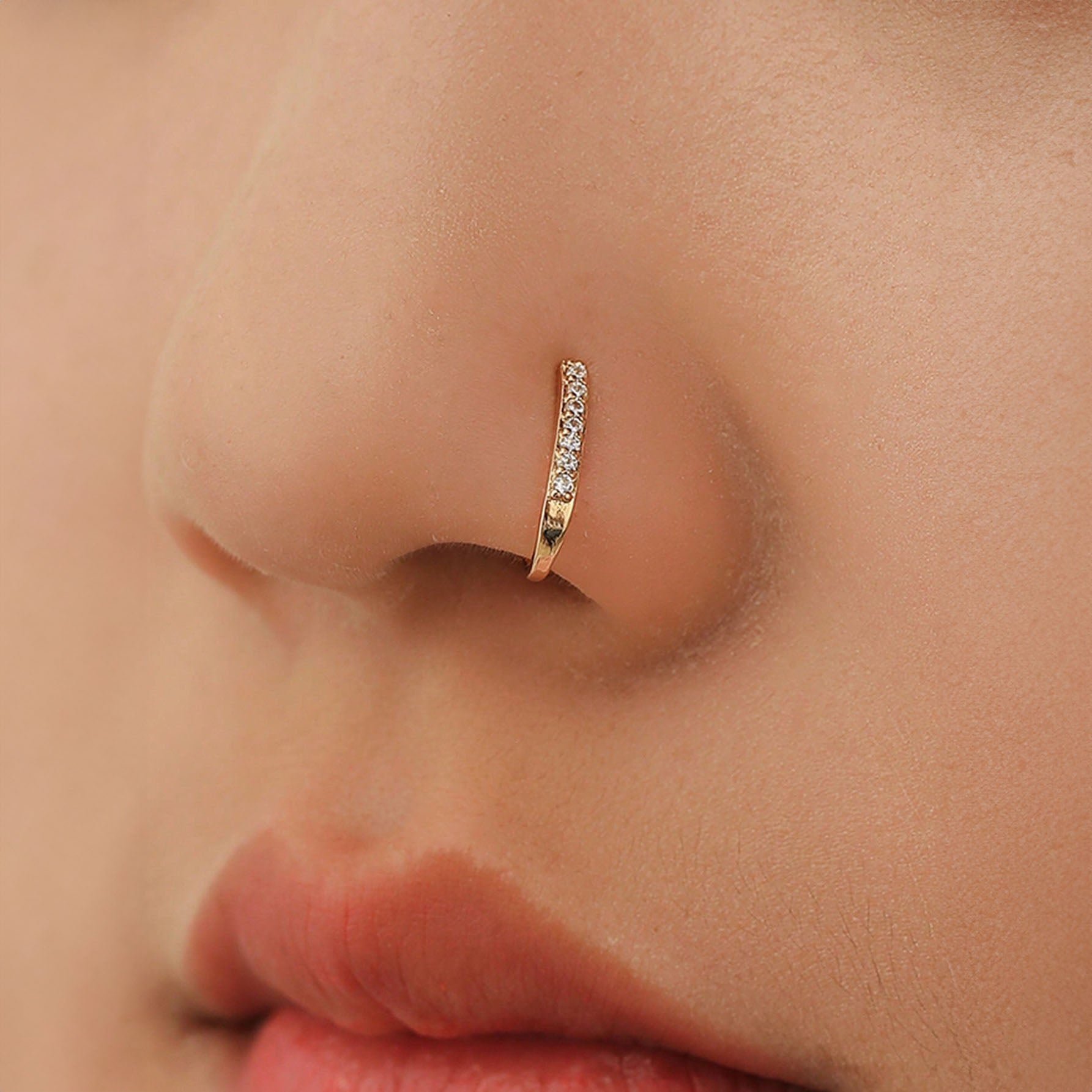 بيرسنج أنف حلقة أنف ،بدون اخرام من الفولاذ المقاوم للصدأ لا تسبب الحساسية لا حاجة للخرم ، على شكل حرف u بطراز سيبربنك مزين بالزركونيا غير مثقوبة للرجال والنساء تثبت بدون خرم