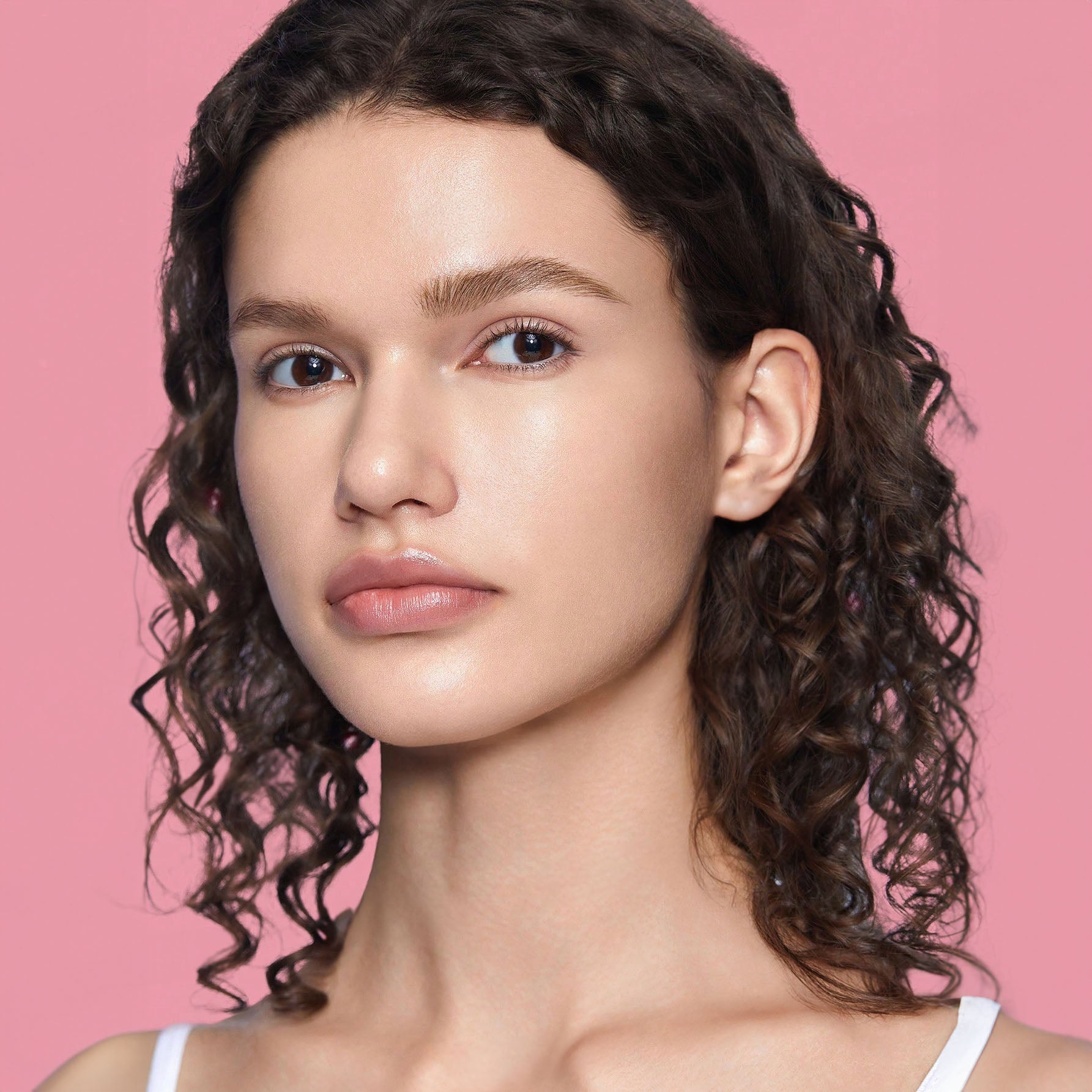 SHEGLAM فرشاة وجيل تحديد الحواجب - لإطلالة طبيعية تدوم طوال اليوم - مقاوم للماء وثابت طويلًا، تركيبة غنية لتحديد الحواجب، مثالي للمكياج - Taupe