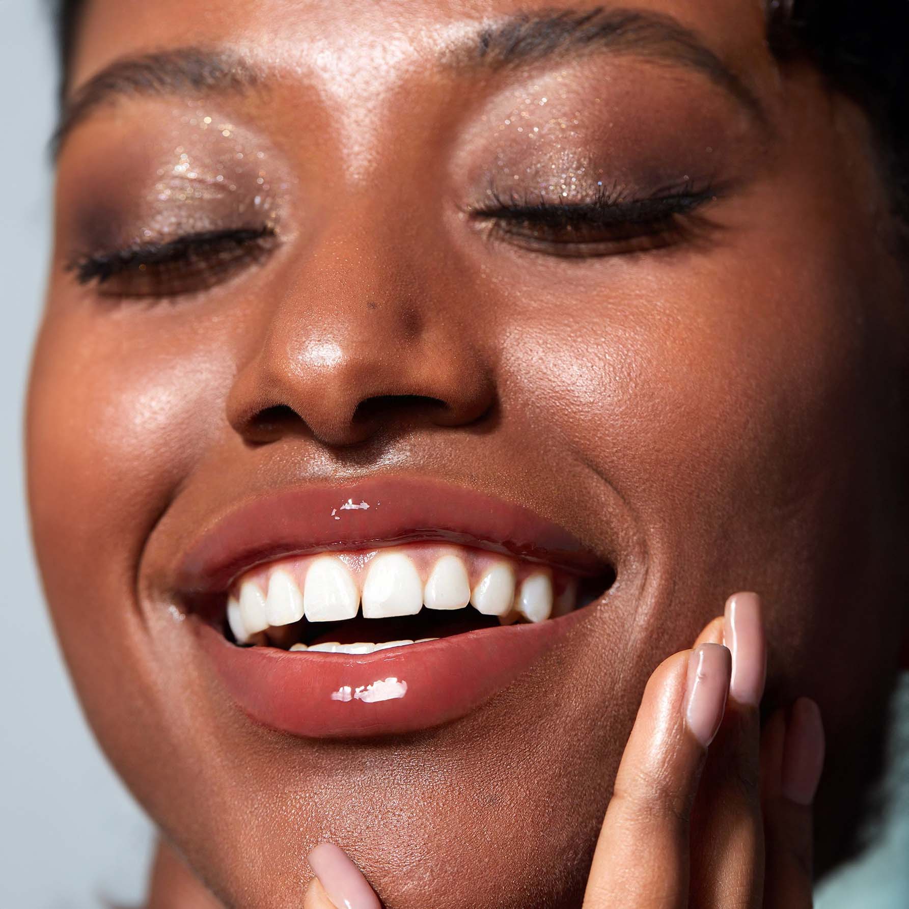 SHEGLAM ملمع شفاه لامع مثالي وممتلئ بلون بنفسجي لامع ومرطب وممتلئ ومصل شفاه مغذي وممتلئ غير لاصق وأحمر شفاه بزيت جوز الهند ومستحضرات تجميل الشفاه ومغذي يدوم طويلا ولامع للعناية بالشفاه ملون للعناية بالشفاه |  Sepia Kiss