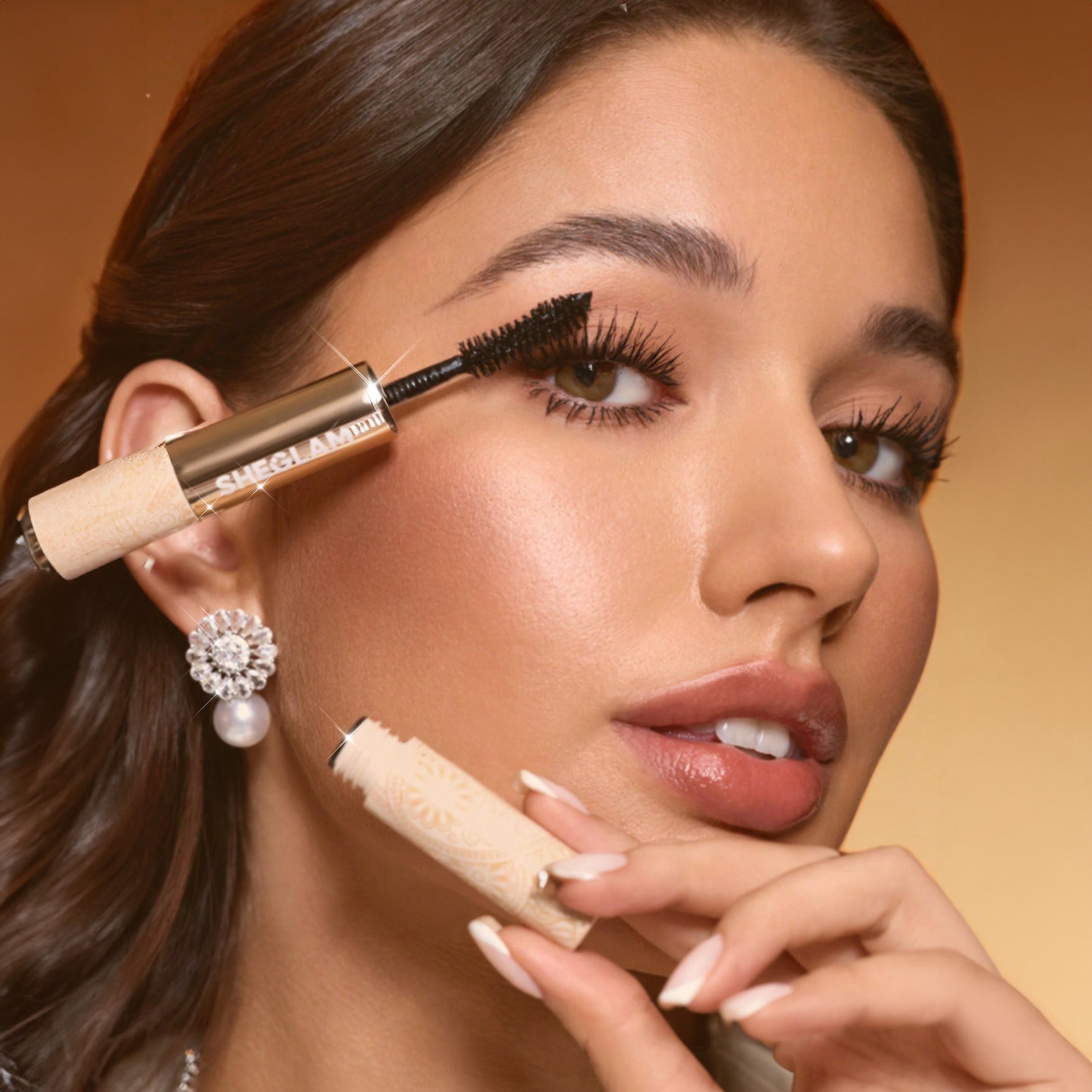 SHEGLAM ماسكارا متعددة التأثيرات 24K ماسكارا مقاومة للماء  لون سحر أجواء ، تضيف كثافة وطول للرموش، مقاومة للتلطخ والتقشير، مثالية للعيد، الشتاء، السفر والمكياج اليومي - Waterproof 24K