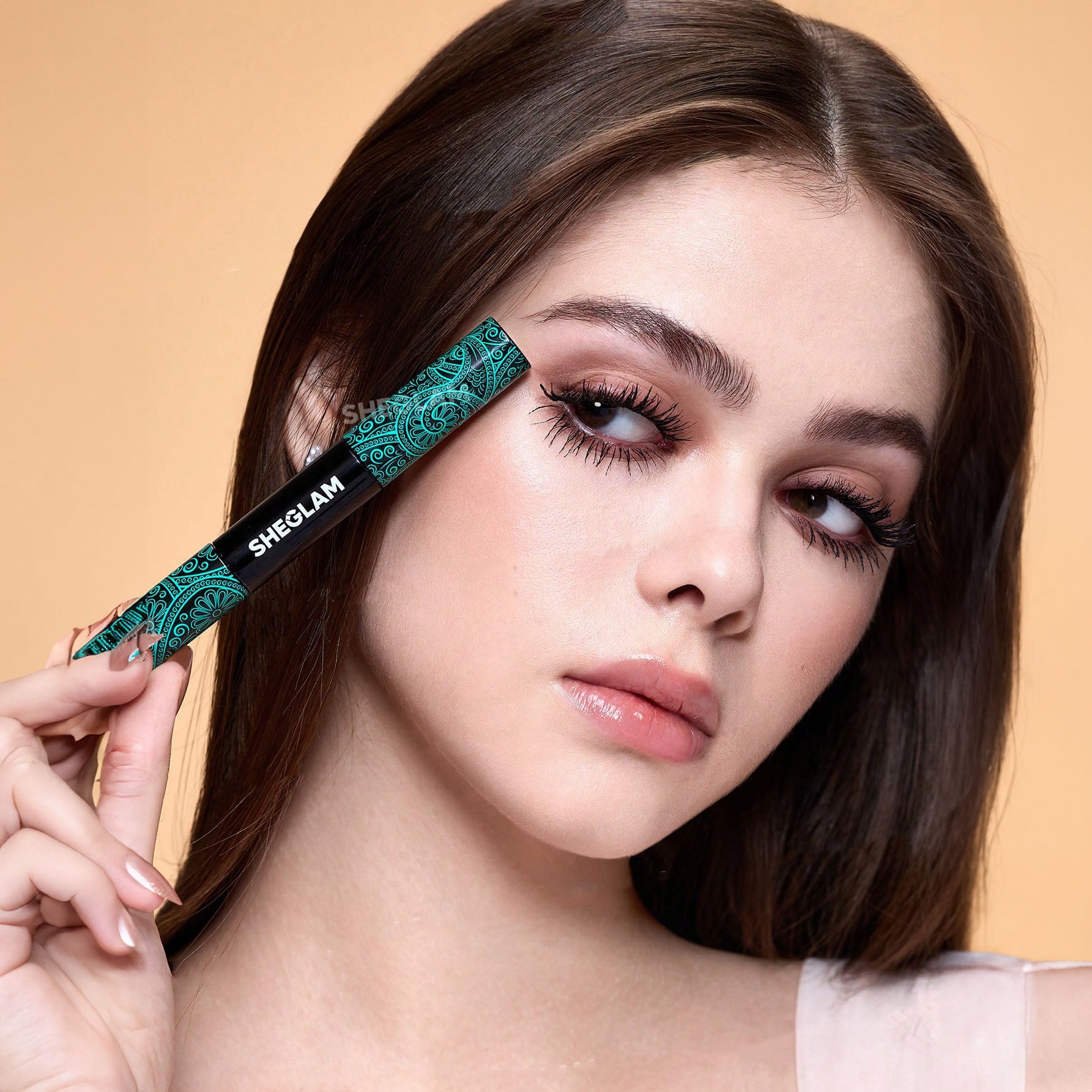 SHEGLAM ماسكارا All-In-One ماسكارا مقاومة للماء بلون برغندي، تضيف كثافة وطول للرموش، مقاومة للتلطخ والتقشير، مثالية للعيد، الشتاء، السفر والمكياج اليومي - الأسود