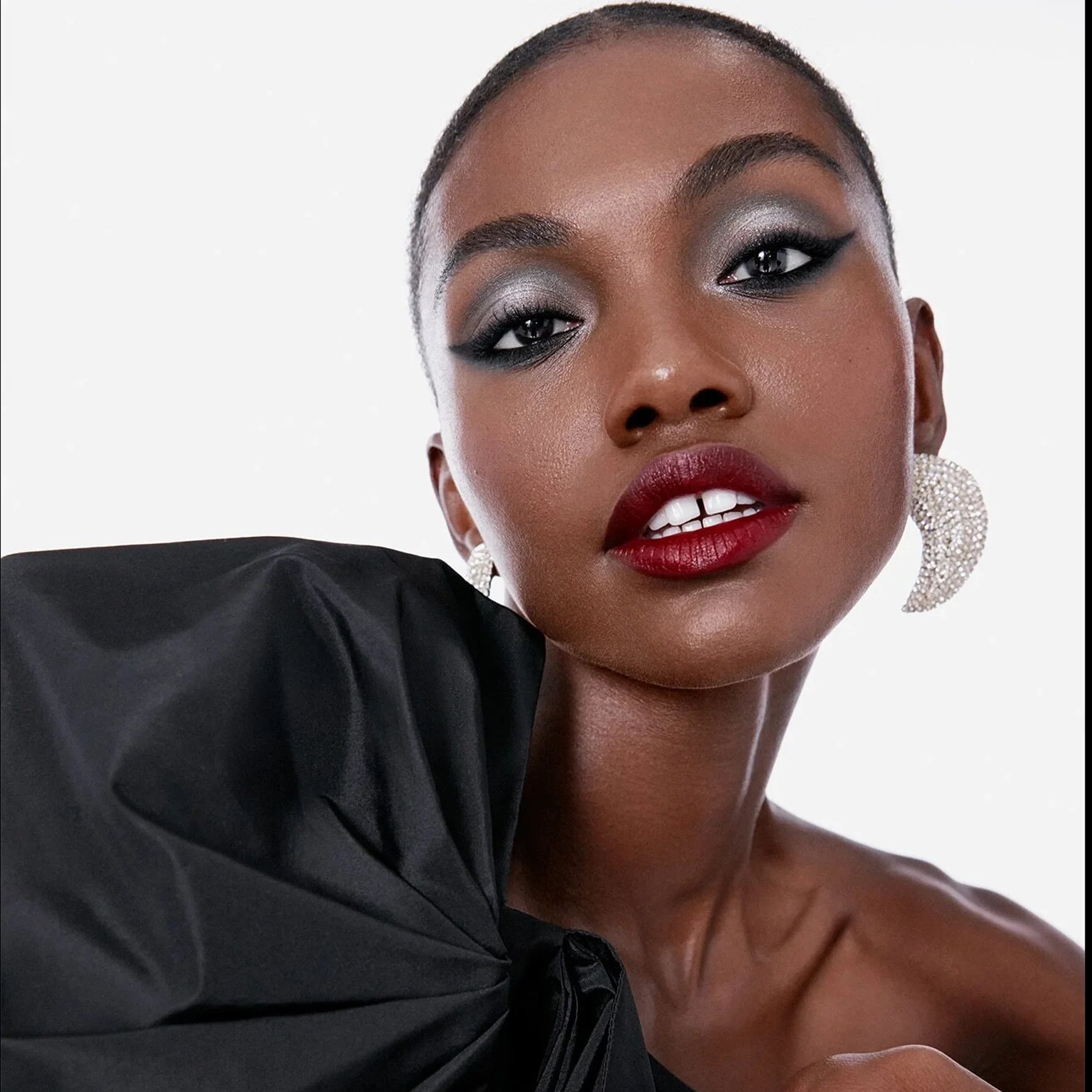 ظلال عيون من SHEGLAM بودرة مضغوط تراكيب محسنة -COLOR MUCHظل عيون أحادي عموم 2 جم - فضي | SHEGLAM shein ايشادو شى ان شى كلام ظل عيون فرشاة مستحضرات التجميل مكياج ميكياج | amazingEGP