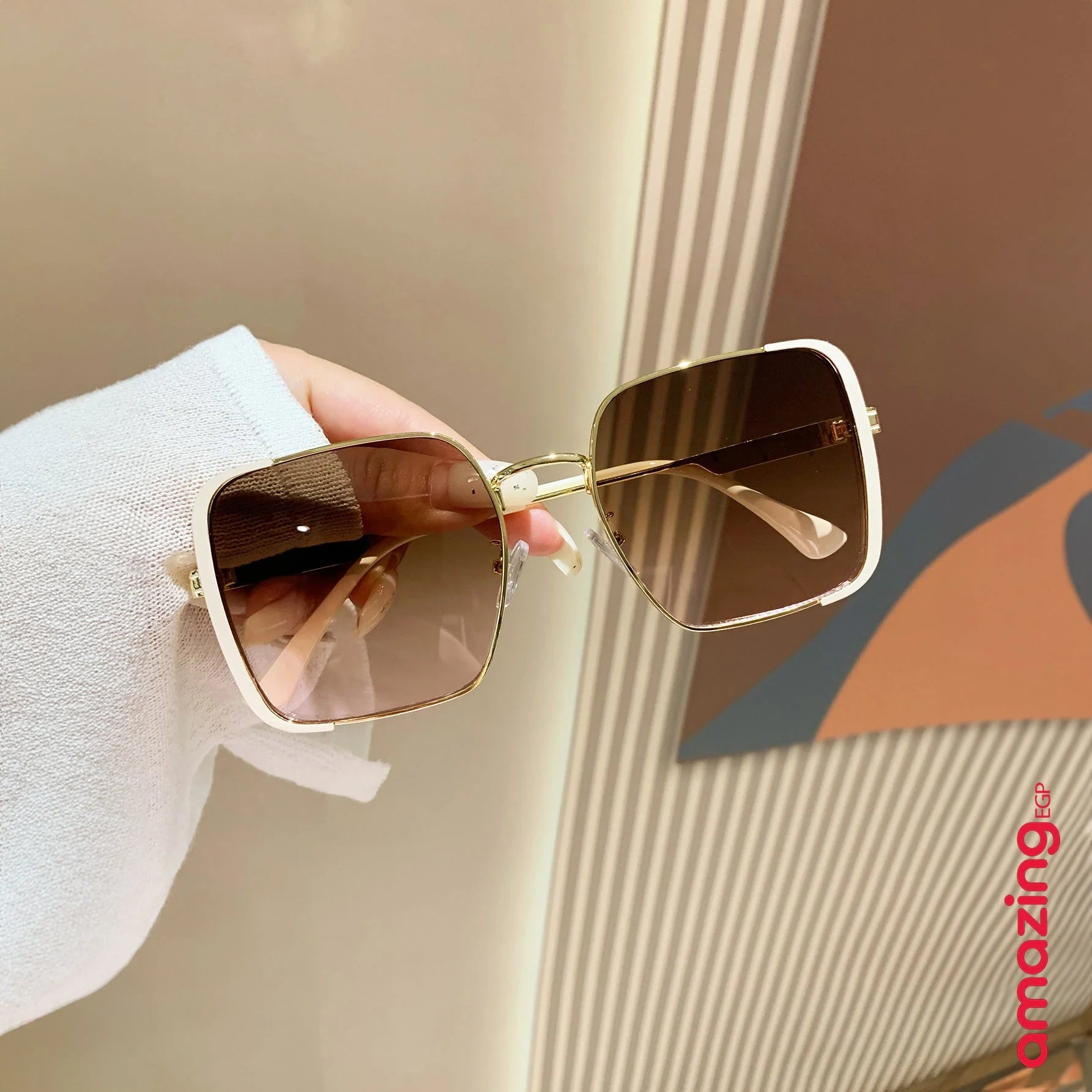 نظارات شمسية أنيقة بإطار كبير وطراز راقي تمنح مظهر نحيل ولوك شاطئي للمرأة إكسسوارات أنيقة للشاطئ للنساء مناسبة لحفلات اليخت وحفلات السبعينات - اطار ذهبي | النظارات حفالات حفالات موسيقية حفلات حفلات_عيد_الميلاد رووك عين القط نظارات نظارات حفلات نظارات ديسك