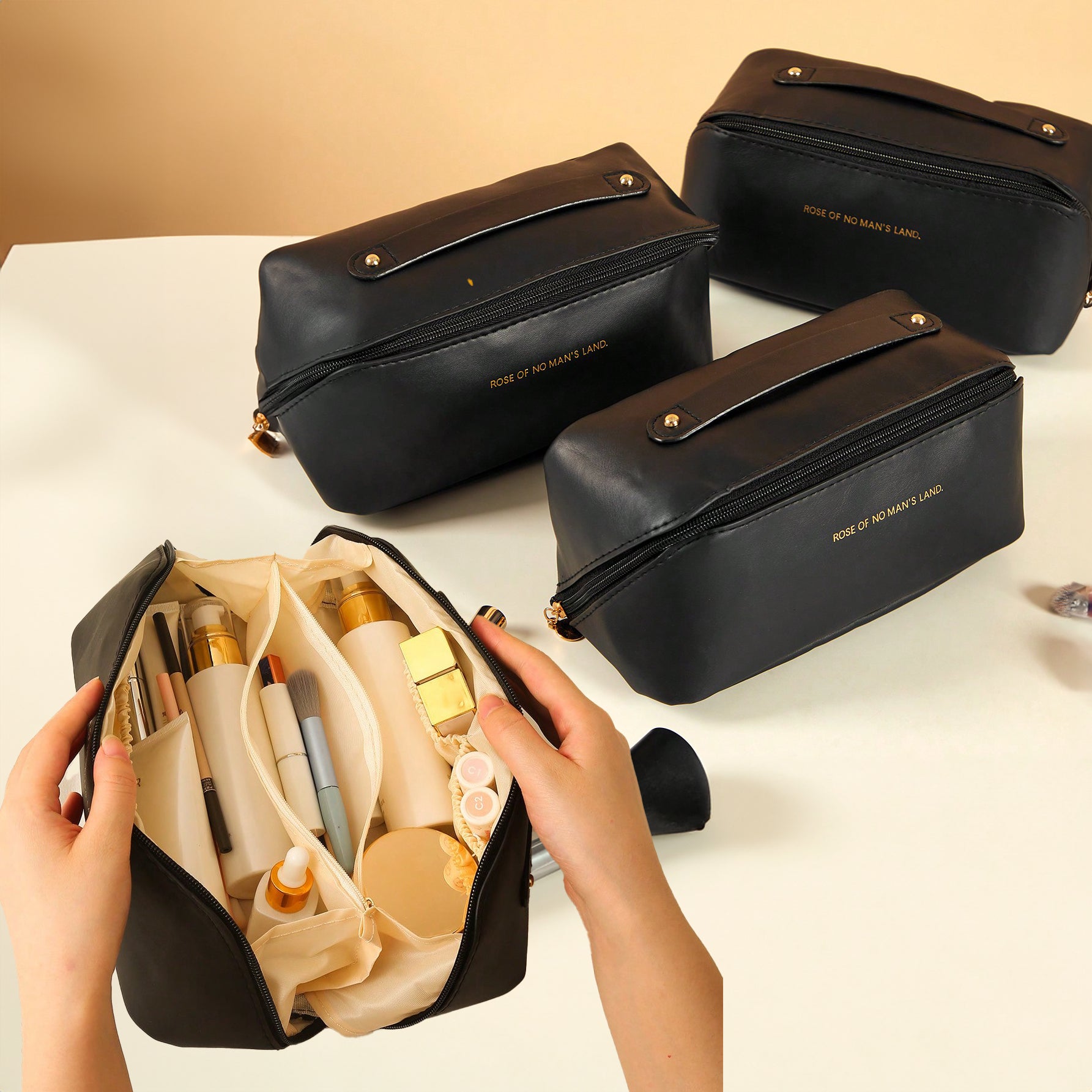 حقيبة تخزين متعددة الوظائف من جلد البولي يوريثين، بسعة كبيرة لتخزين المكياج وأدوات النظافة، مثالية للسفر | قطعة واحدة - جلد صناعي اسود