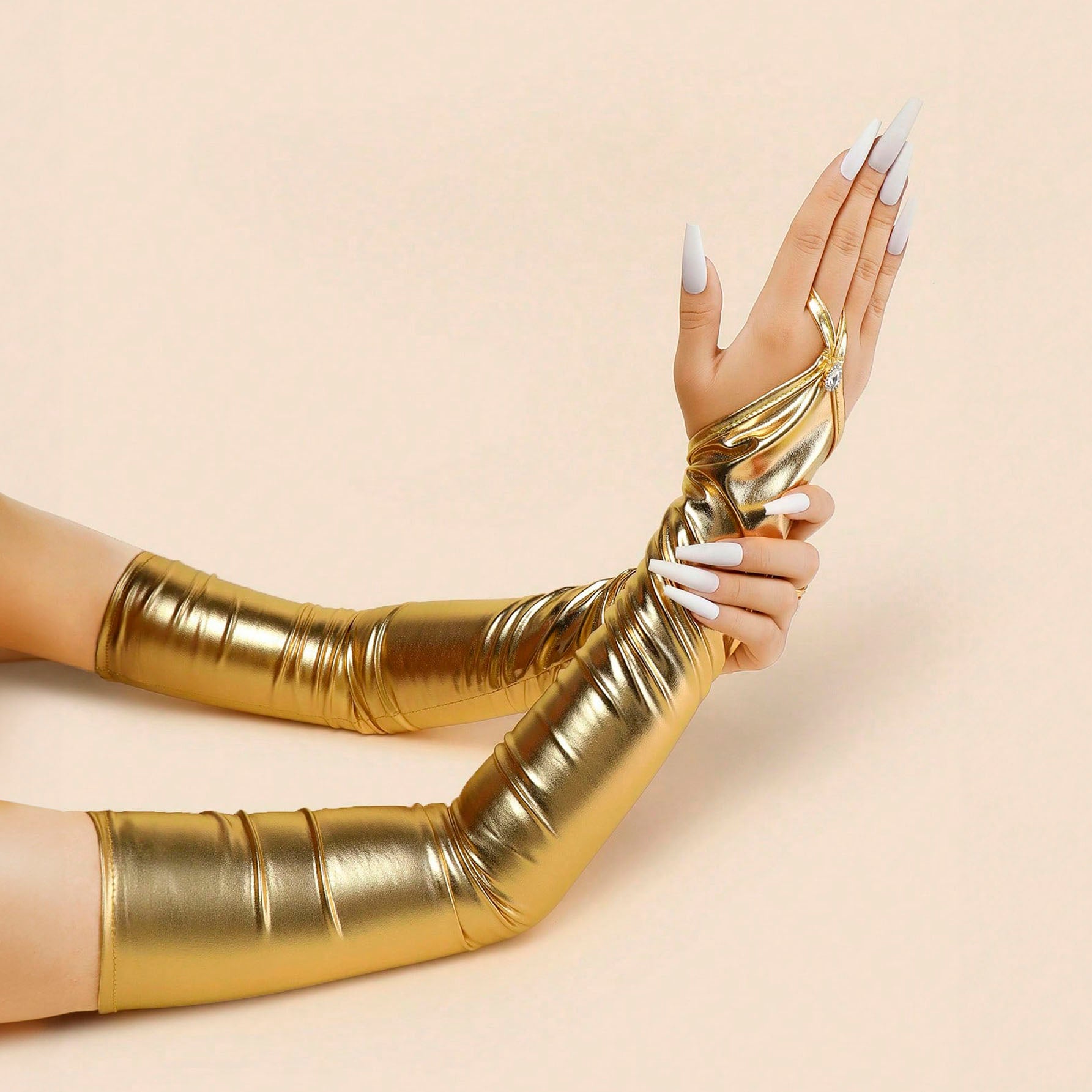 زوج من القفازات الطويلة بدون أصابع للنساء، قفازات ذهبية طويلة بدون أصابع للنساء – تصميم عصري مرصع بالفصوص لمناسبات الحفلات