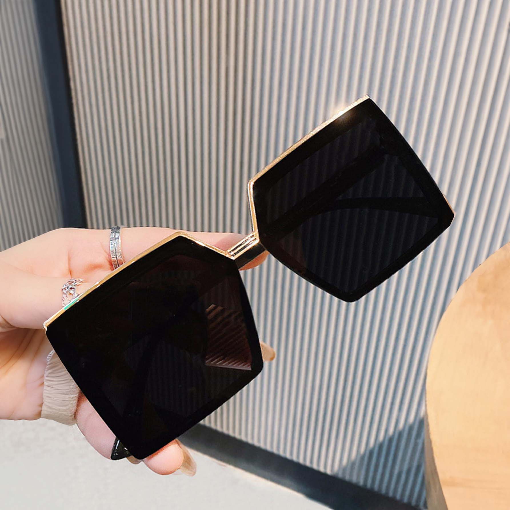 النظارات الشمسية الكبيرة غير متناظرة غير مؤطرة للموضة، تمنح مظهر نحيل ولوك شاطئي للمرأة، إكسسوارات أنيقة للشاطئ للنساء، مناسبة لحفلات اليخت وحفلات