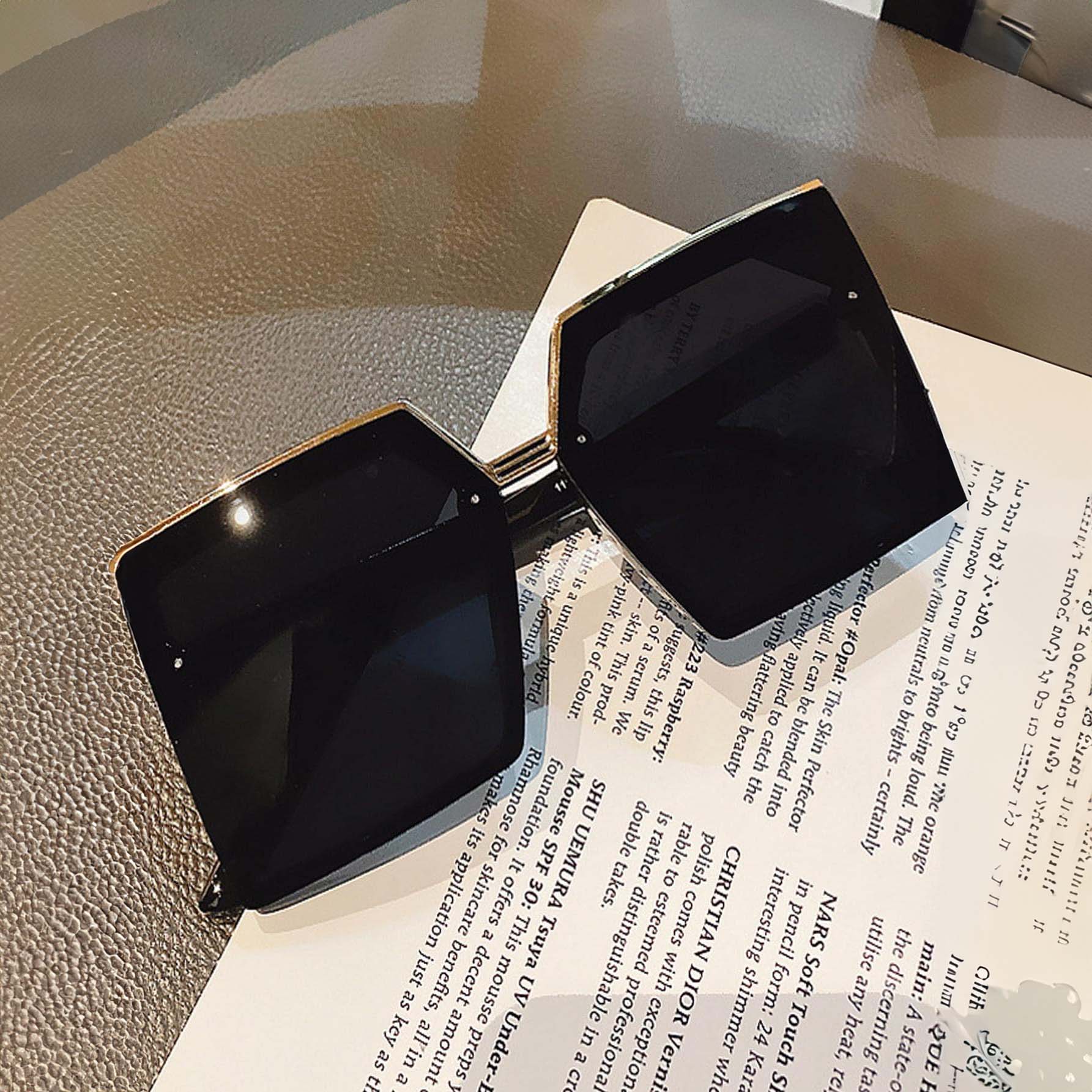 النظارات الشمسية الكبيرة غير متناظرة غير مؤطرة للموضة، تمنح مظهر نحيل ولوك شاطئي للمرأة، إكسسوارات أنيقة للشاطئ للنساء، مناسبة لحفلات اليخت وحفلات