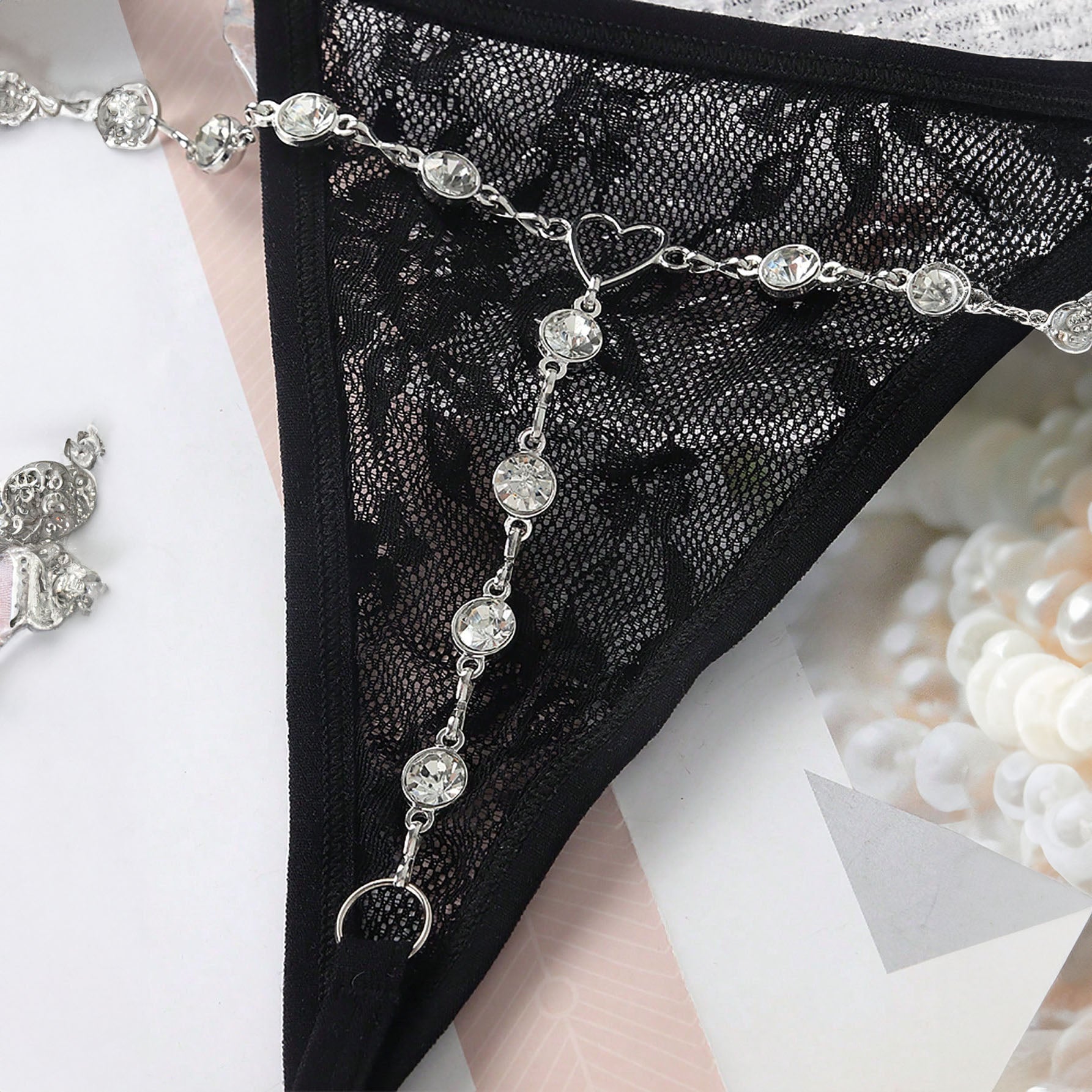 سلسلة جسم دانتيل أسود مزينة بكريستال زركونيا بتصميم قلب أنيق الإطلالات الجريئة - فضي