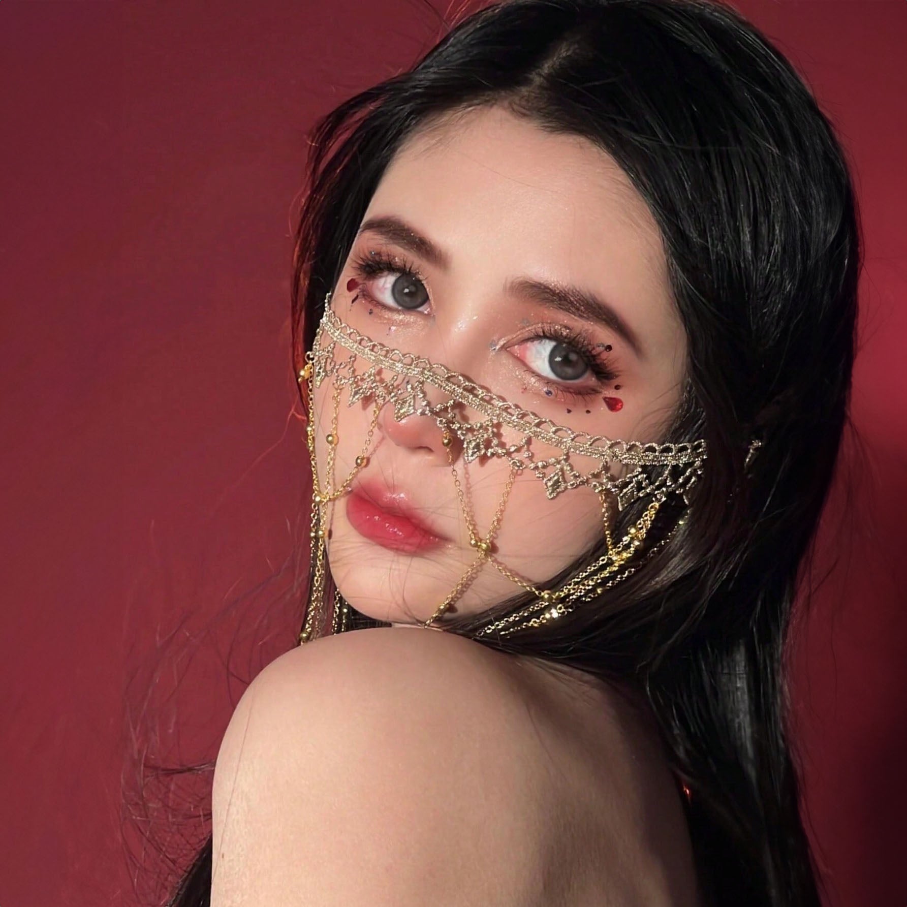 قناع وجه فاخر مزين بسلاسل ذهبية وأحجار لامعة – لمظهر ساحر في الحفلات والمهرجانات