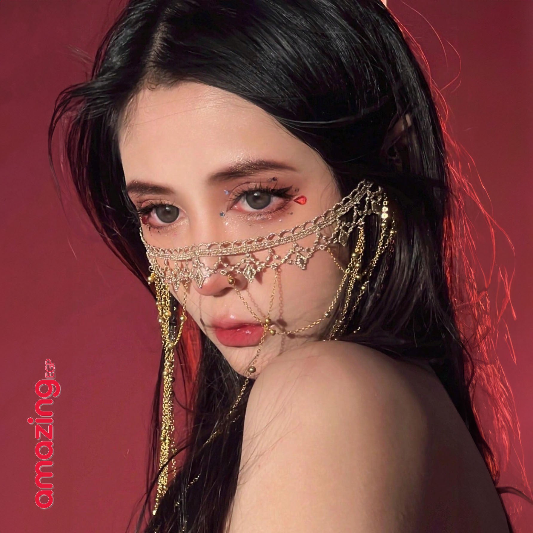 قناع وجه فاخر مزين بسلاسل ذهبية وأحجار لامعة – لمظهر ساحر في الحفلات والمهرجانات