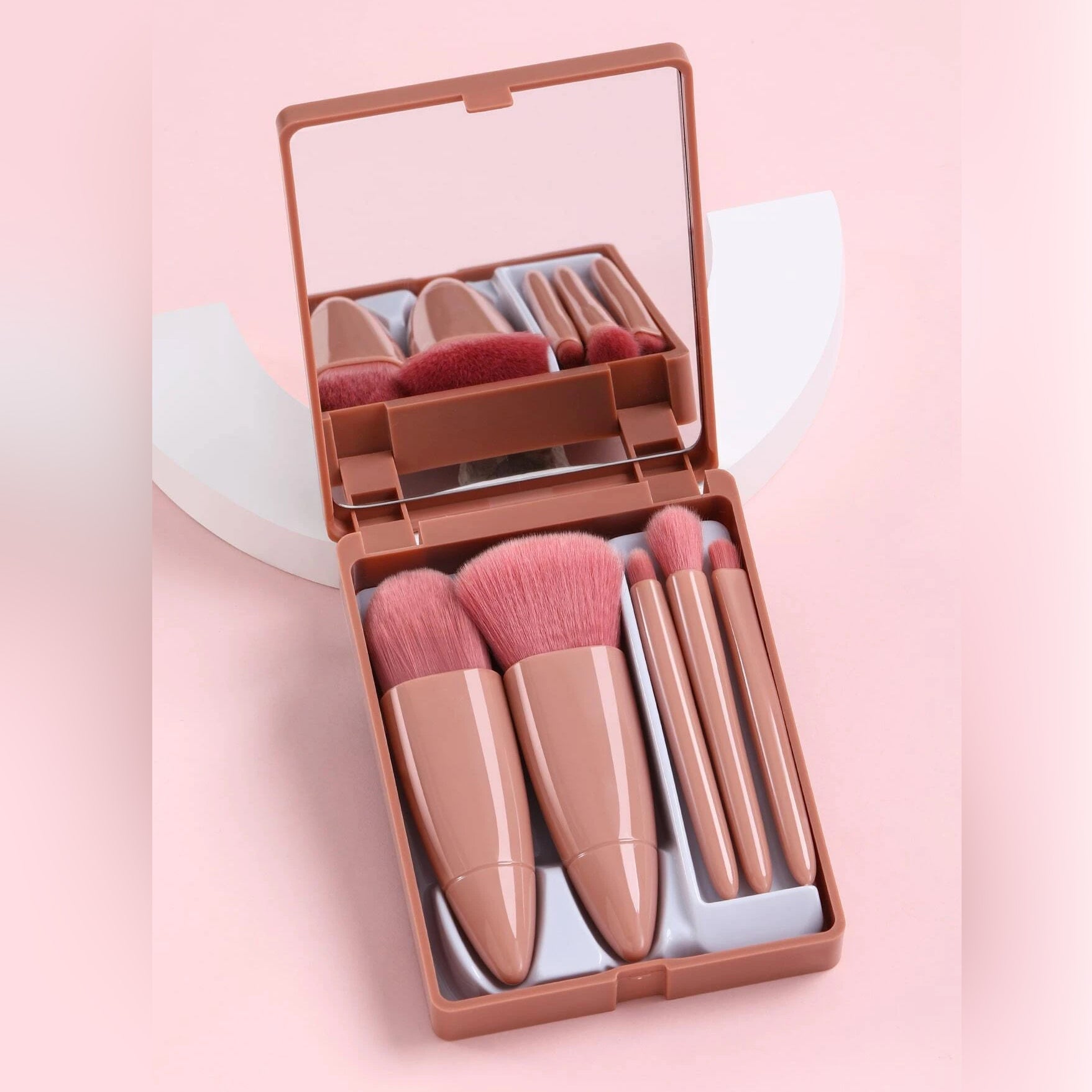 فرشاة ماكياج مع صندوق تخزين مثالية للسفر او الحمل اثناء التنقل، مجموعة فرش ، للنساء والبنات، للمكياج ومستحضرات التجميل والكونسيلر - 5 قطع