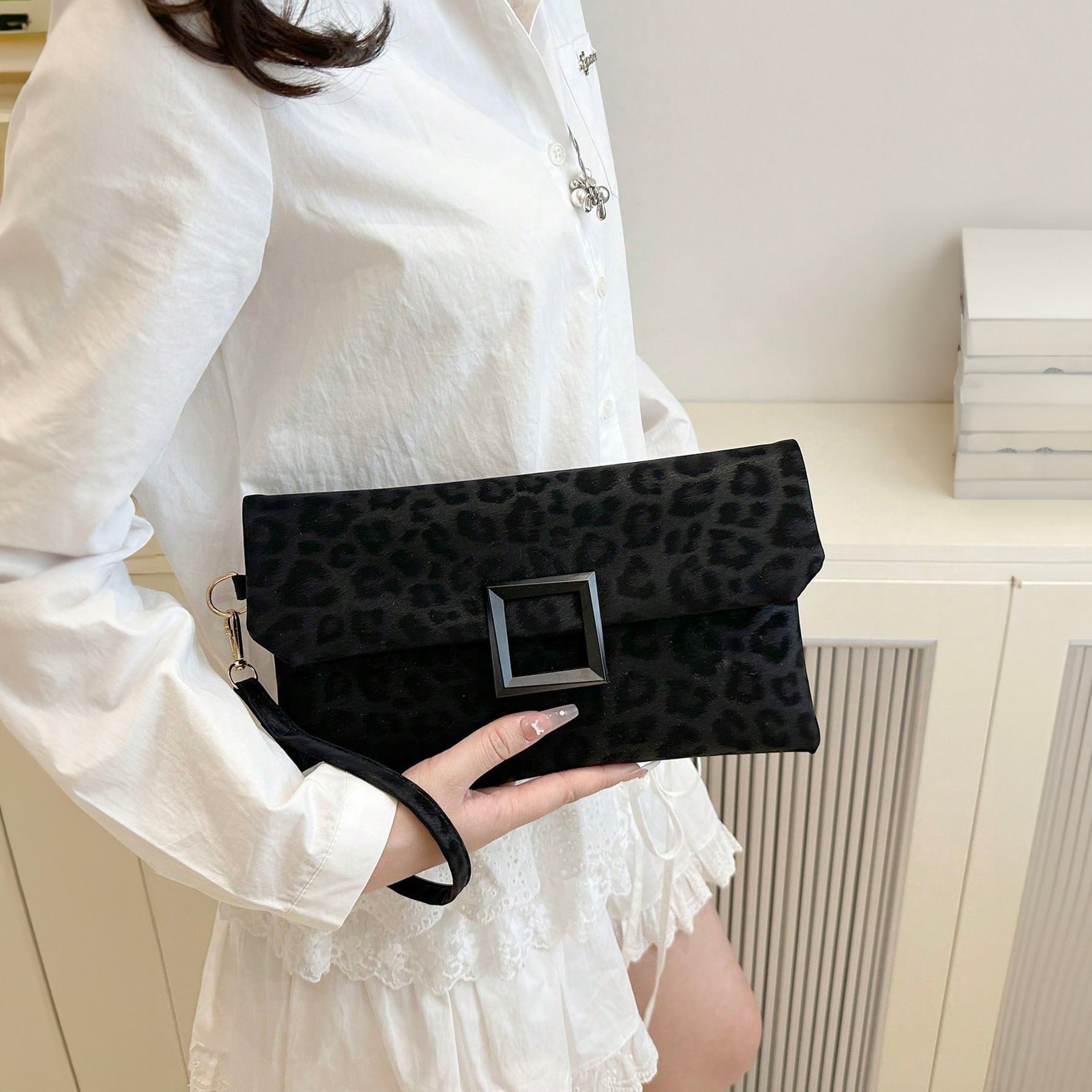 حقيبة كلاتش نسائية بطباعة نمر عصرية – أسود | صغيرة وخفيفة مع سوار معصم