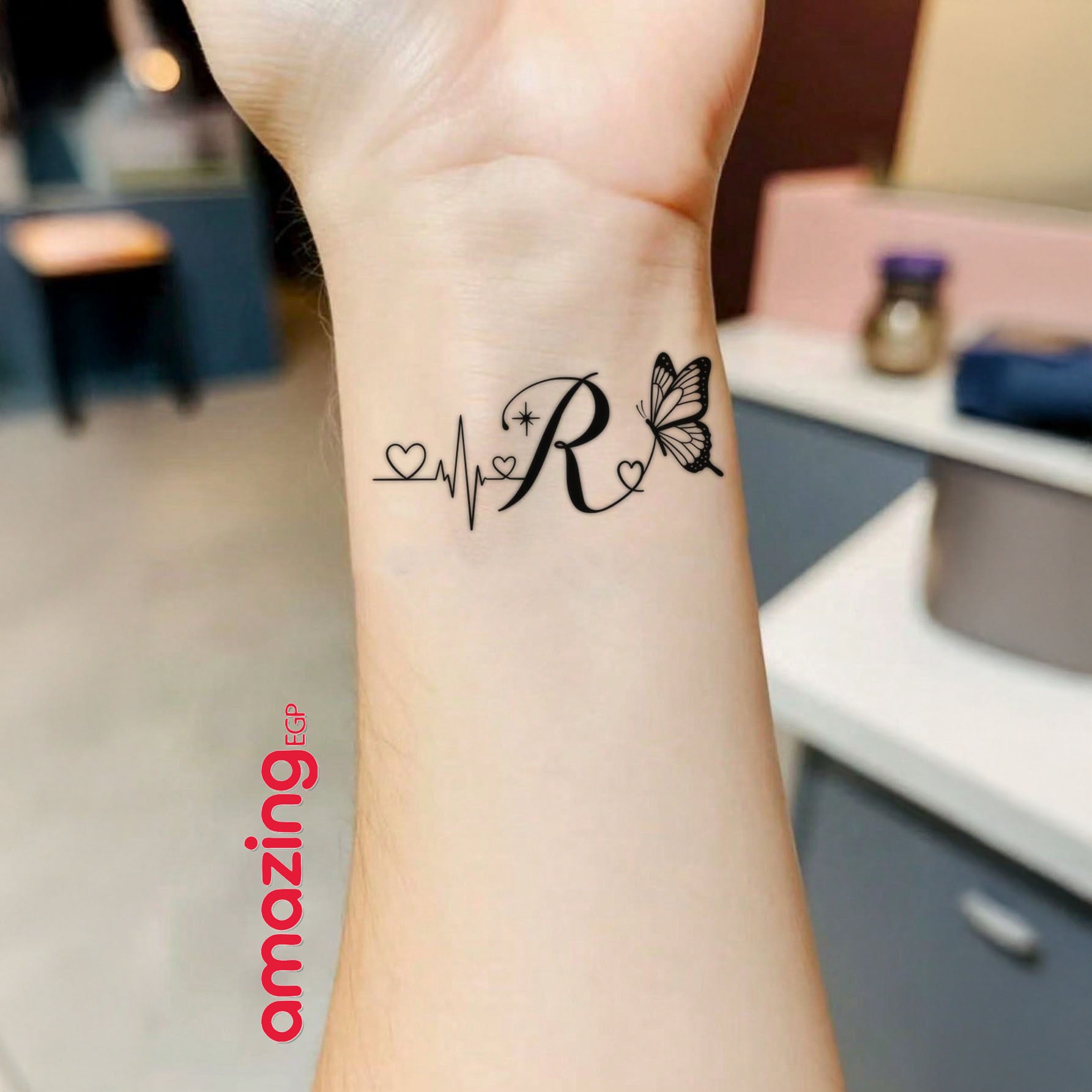طقم وشم مؤقت مقاوم للماء والعرق (قطعتان) – تصميمات إنس أنيقة فراشة وقلب وحروف R وQ وتخطيط القلب - 4524