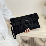 حقيبة كلاتش نسائية بطباعة نمر عصرية – أسود | صغيرة وخفيفة مع سوار معصم