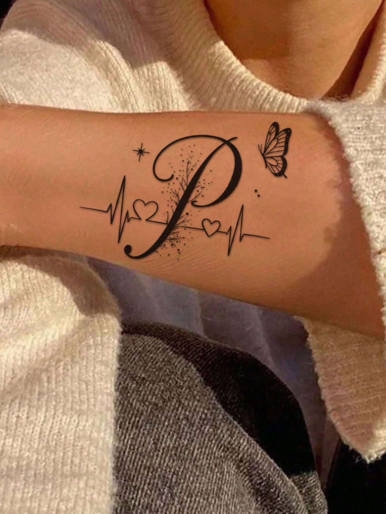 وشم مؤقت مقاوم للماء والعرق بتصميم فراشة وقلب وحروف حرف P – تاتو أنيق بطراز INS للنساء والبنات – يدوم طويلاً | CX-2627