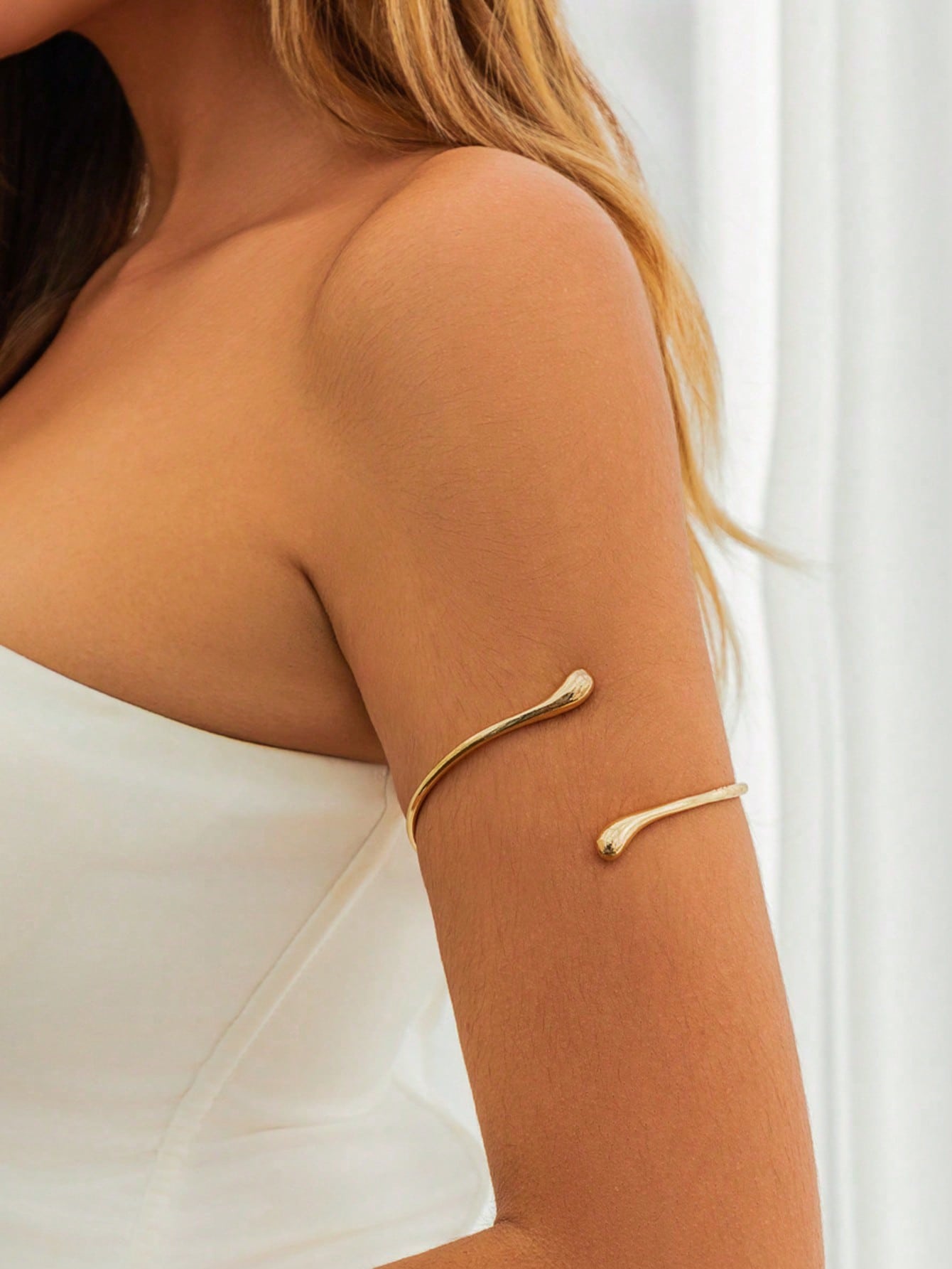 سوار ذراع علوي ذهبي للنساء بتصميم ملفوف – Arm Cuff قابل للتعديل بتصميم مينيمال عصري للحفلات والشاطئ والمناسبات