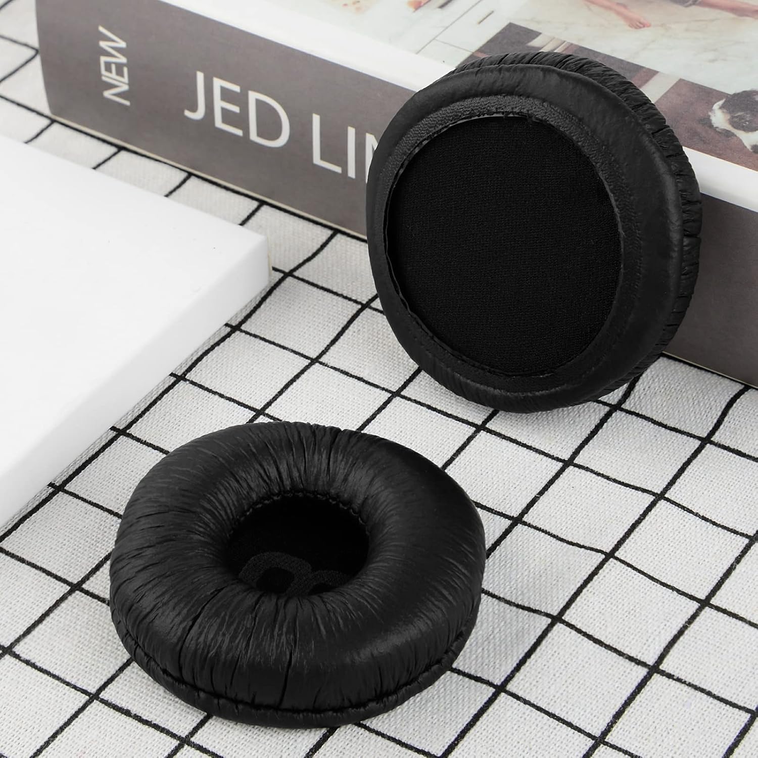 وسادات أذن بديلة لسماعات الرأس JBL  |  JR300، JR300BT، T450BT، T500BT، Tune 500، Tune 500BT، Tune 510BT، Tune 520 - — جلد بروتين + إسفنج ميموري فوم (أسود)