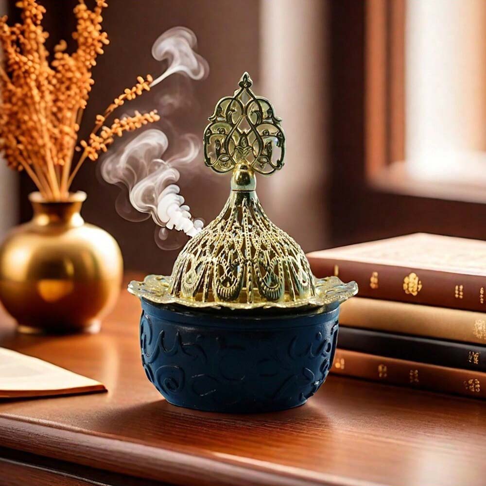 مبخرة بخور عربية مزخرفة بغطاء معدني ذهبي – حامل بخور وعود تراثي للطاولة وديكور المنزل – أسود وذهبي 10 × 7 سم
