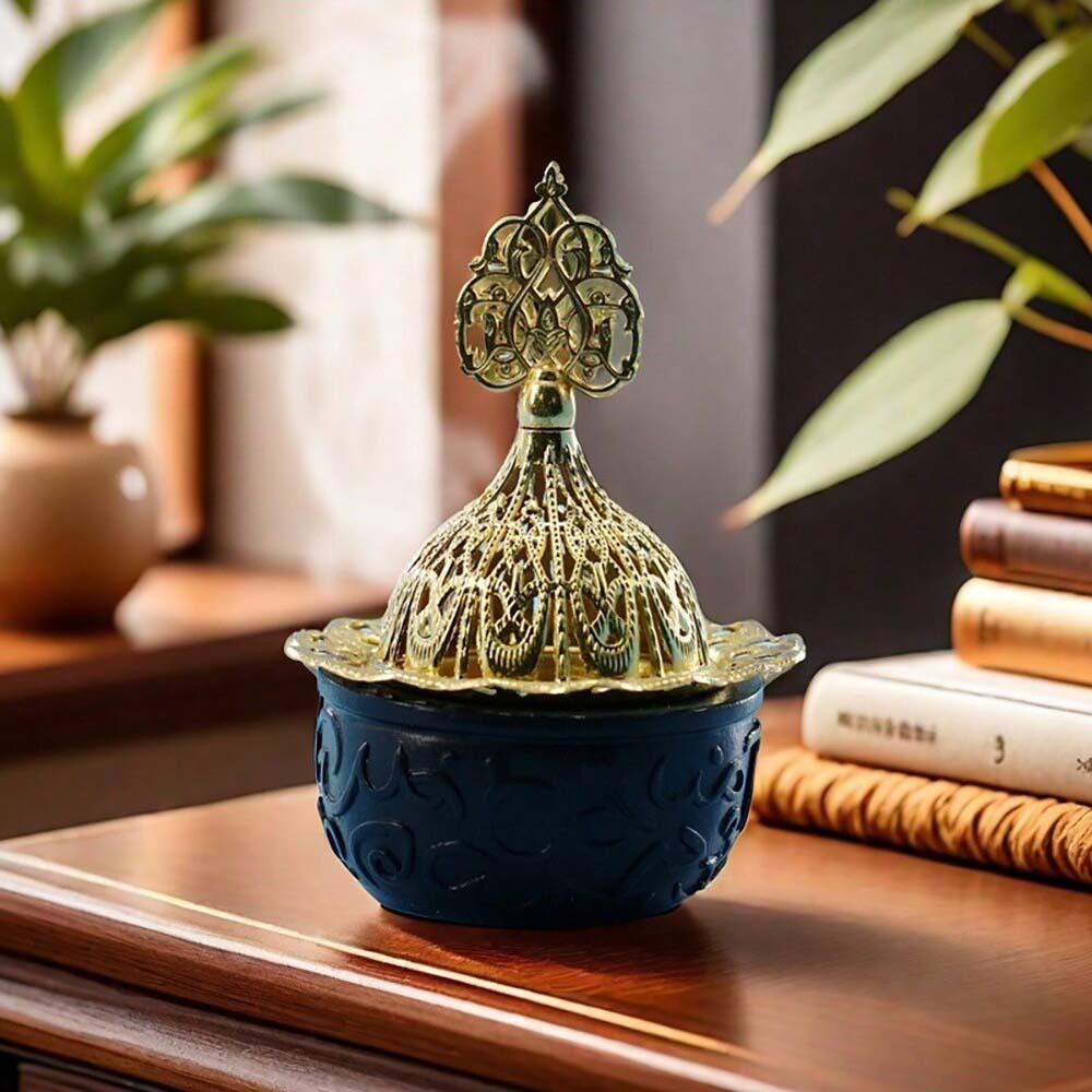 مبخرة بخور عربية مزخرفة بغطاء معدني ذهبي – حامل بخور وعود تراثي للطاولة وديكور المنزل – أسود وذهبي 10 × 7 سم