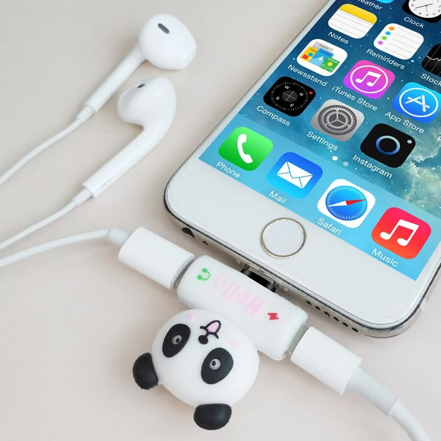 الاستماع والشحن في نفس الوقت مشترك كهربائي صوتي رسوم كارتون لموبايل ايفون، متوافق مع ايفون يدعم جميع انظمة iOS - باندا